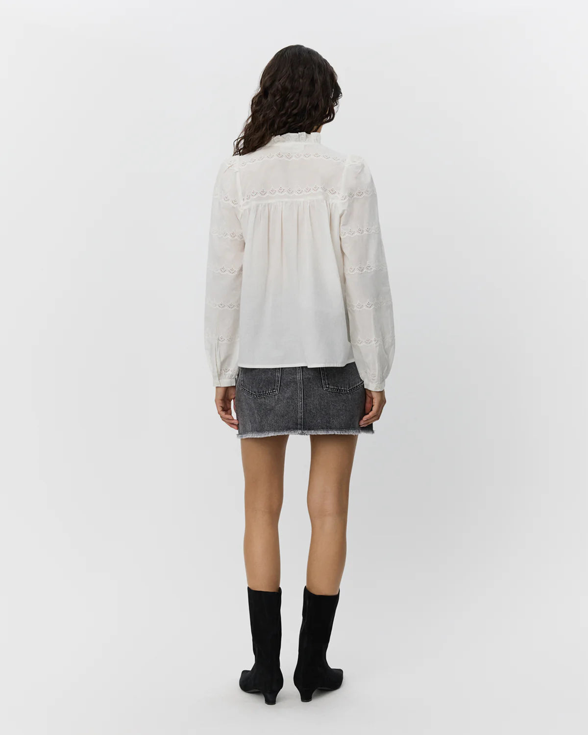 Hvid skjorte fra Sofie Schnoor med broderie anglaise-detaljer, skjult knaplukning og klassisk pasform