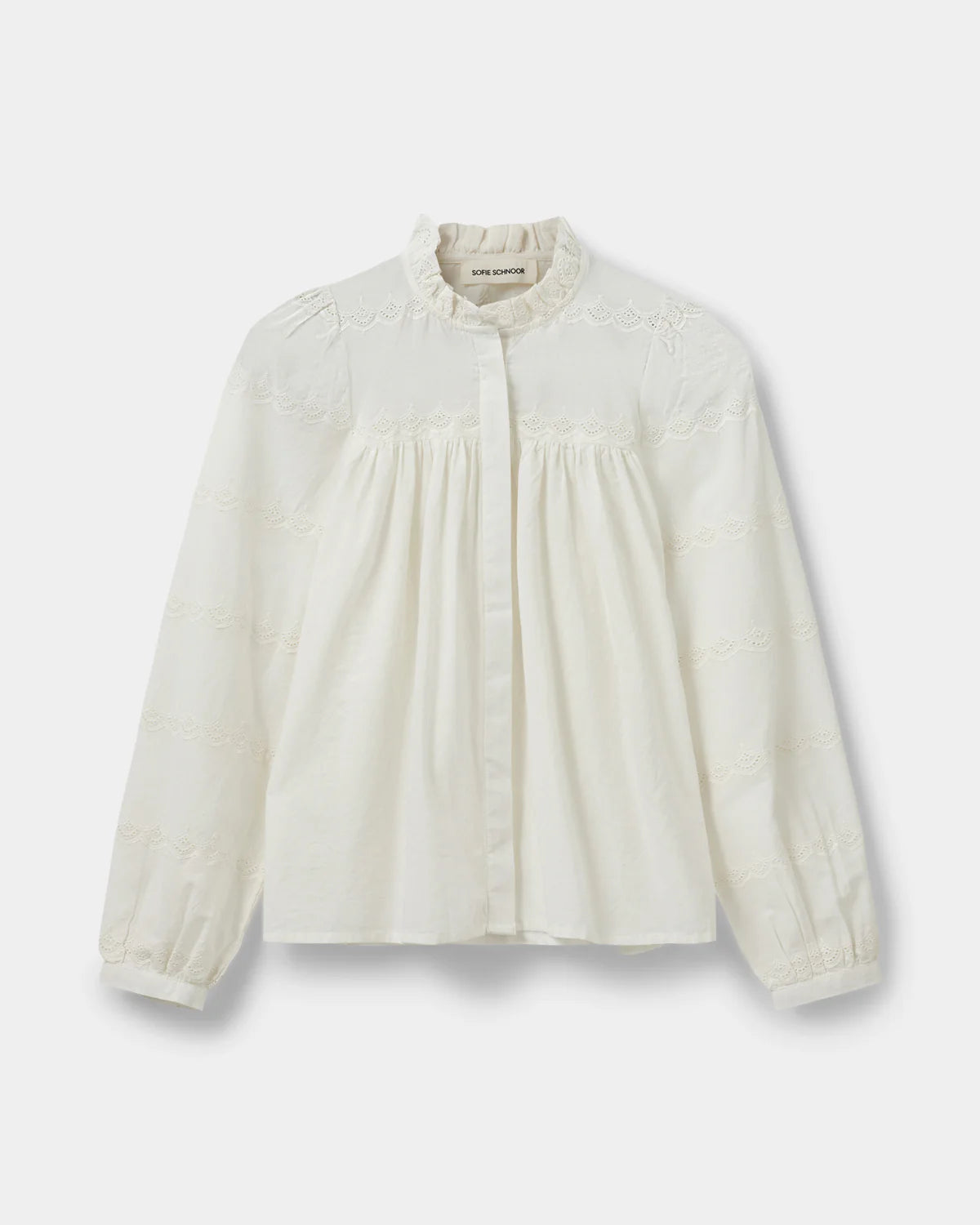 Hvid skjorte fra Sofie Schnoor med broderie anglaise-detaljer, skjult knaplukning og klassisk pasform