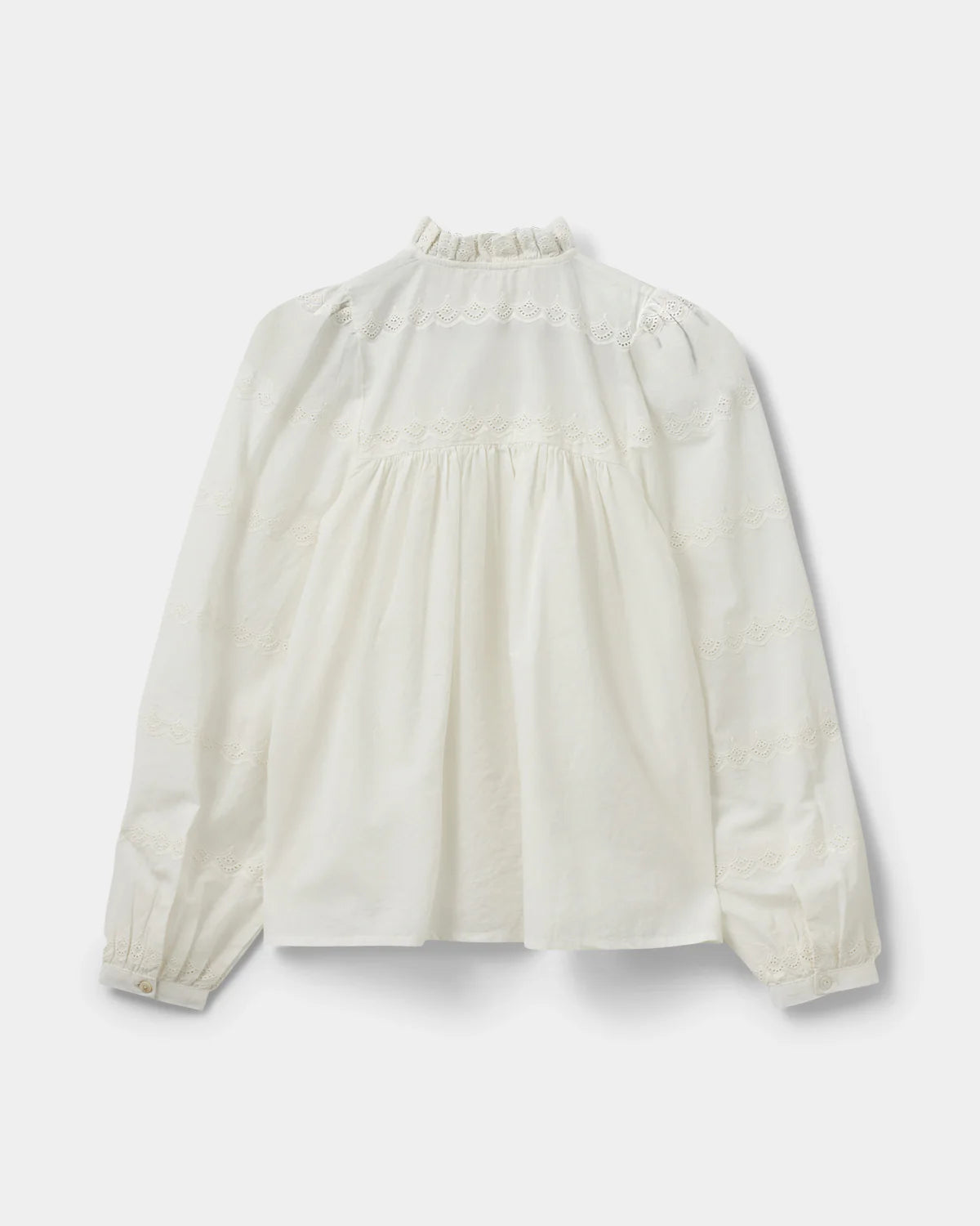 Hvid skjorte fra Sofie Schnoor med broderie anglaise-detaljer, skjult knaplukning og klassisk pasform
