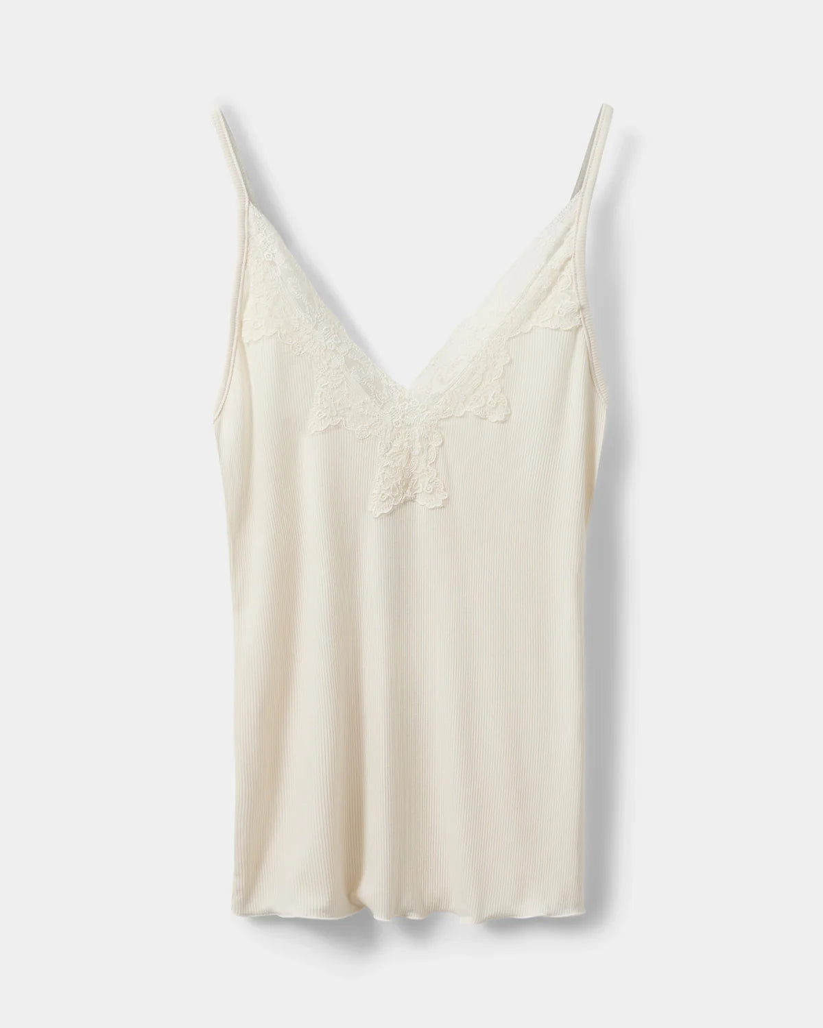 Off white top fra Sofie Schnoor med V-udskæring, blondekant og tynde stropper i ribbet viskosemix