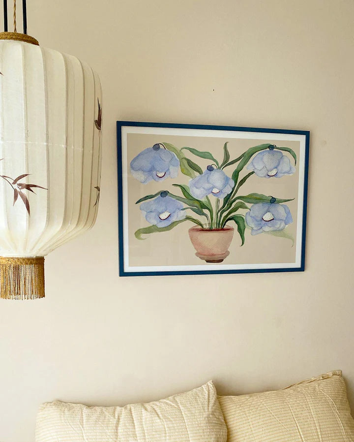 Desert Blueballs, kunstværk fra Krull Studio. Motiv af krukke med blå blomster og store grønne blade. Plakat til din bolig fra Butik Alrum, vi har også rammer.