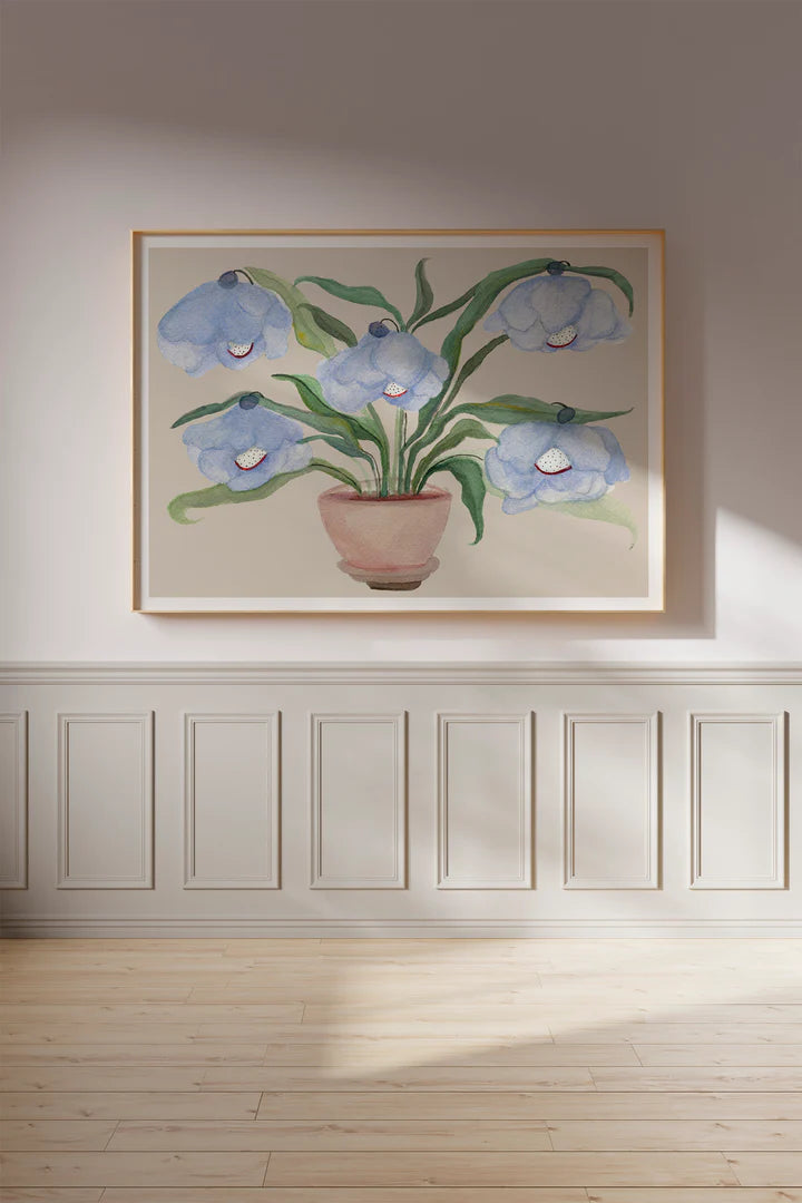Desert Blueballs, kunstværk fra Krull Studio. Motiv af krukke med blå blomster og store grønne blade. Plakat til din bolig fra Butik Alrum, vi har også rammer.