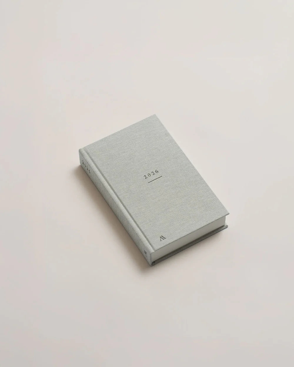 Dagskalender 2026 med én dag pr. side og stofcover – køb hos butikalrum.dk