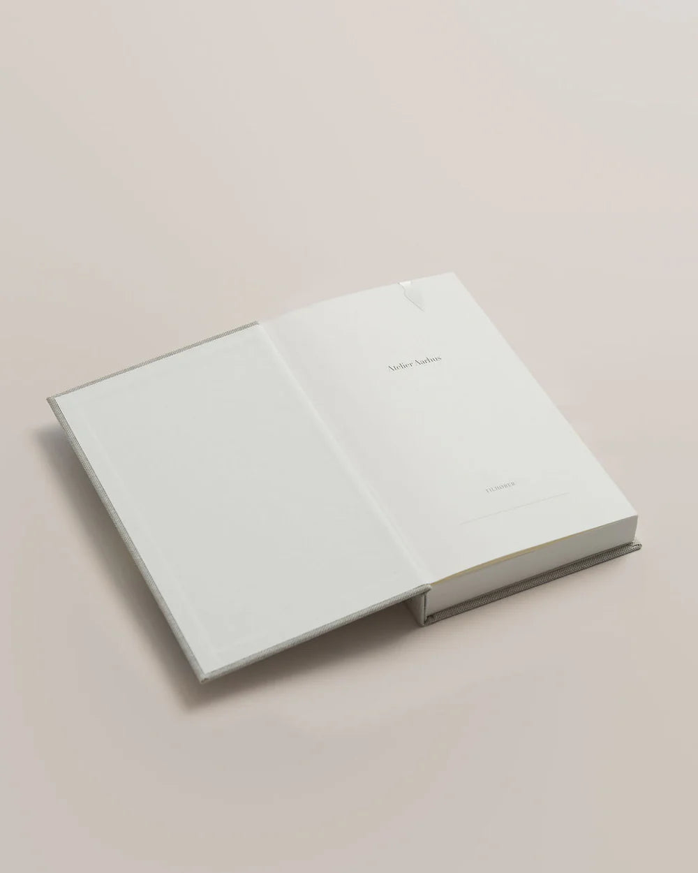 Dagskalender 2026 med én dag pr. side og stofcover – køb hos butikalrum.dk