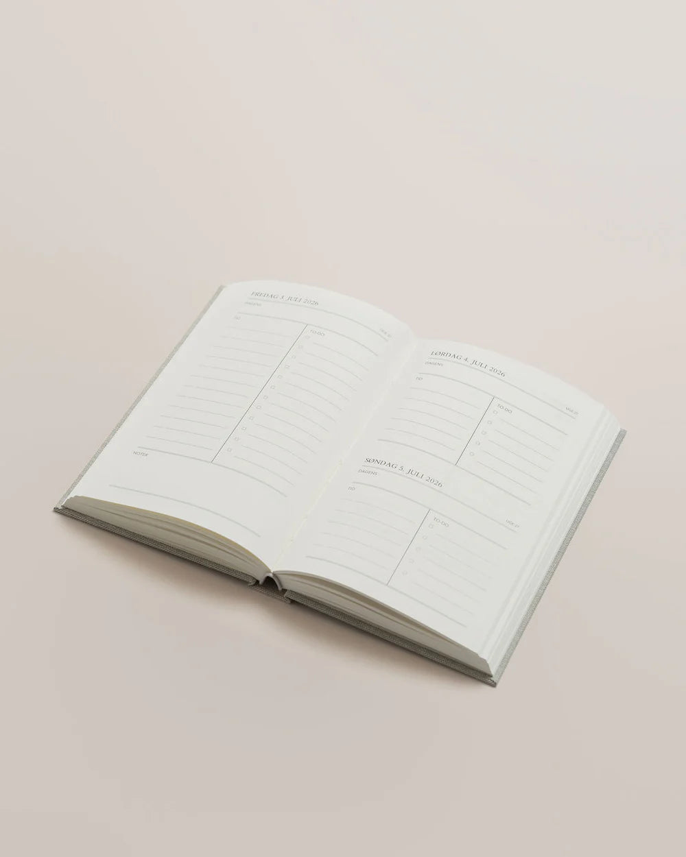 Dagskalender 2026 med én dag pr. side og stofcover – køb hos butikalrum.dk