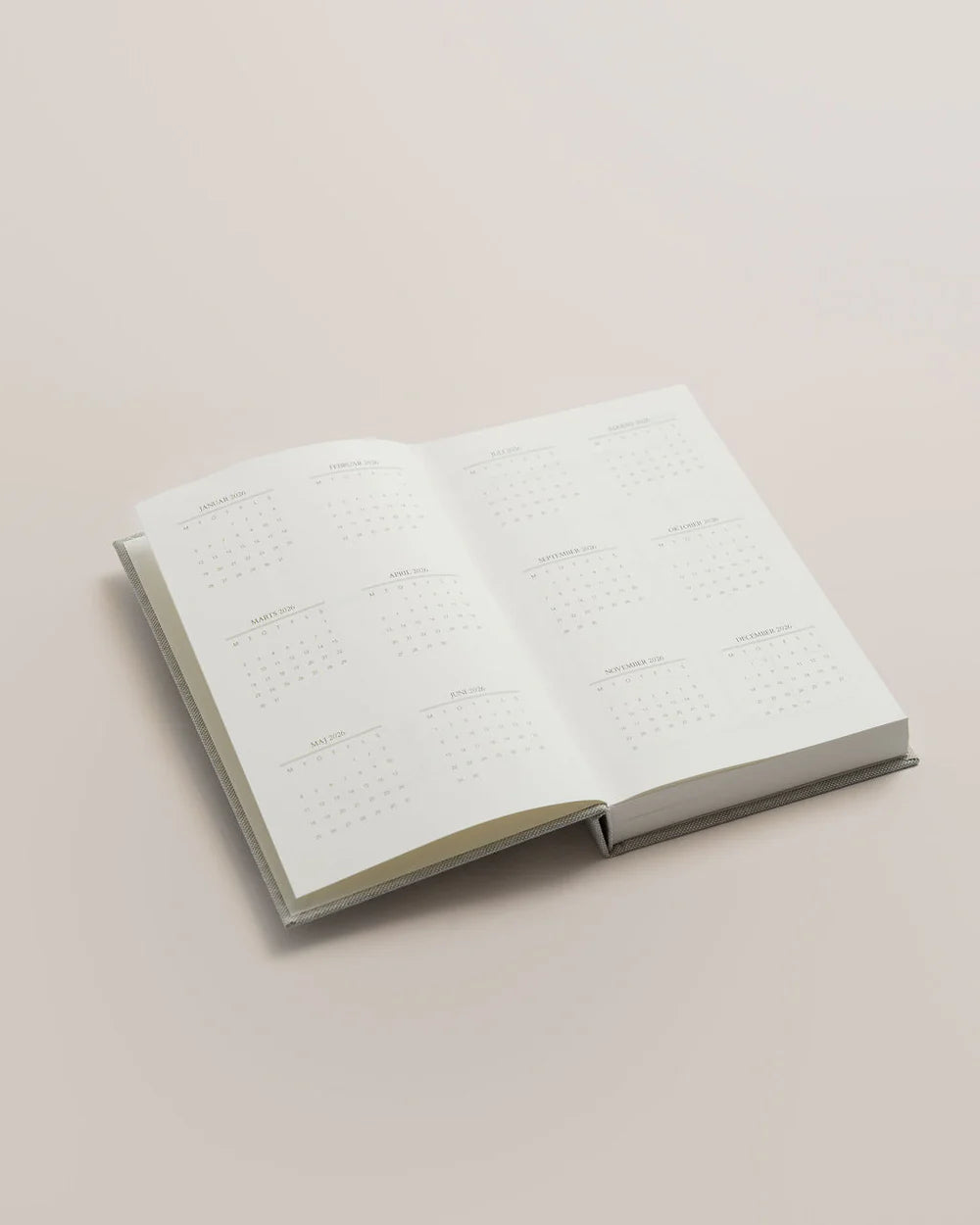 Dagskalender 2026 med én dag pr. side og stofcover – køb hos butikalrum.dk