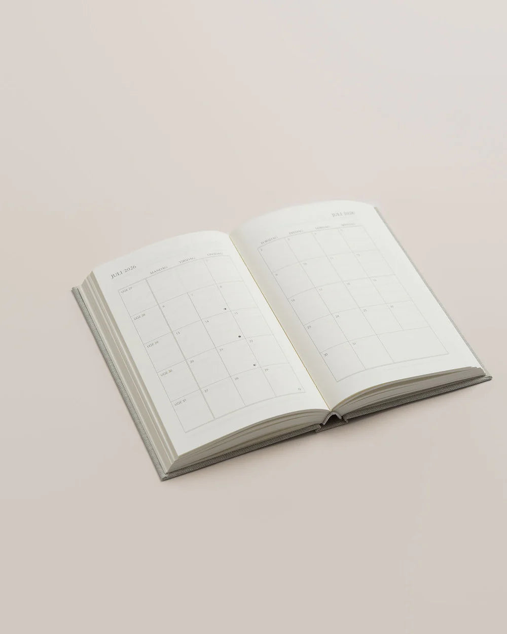 Dagskalender 2026 med én dag pr. side og stofcover – køb hos butikalrum.dk