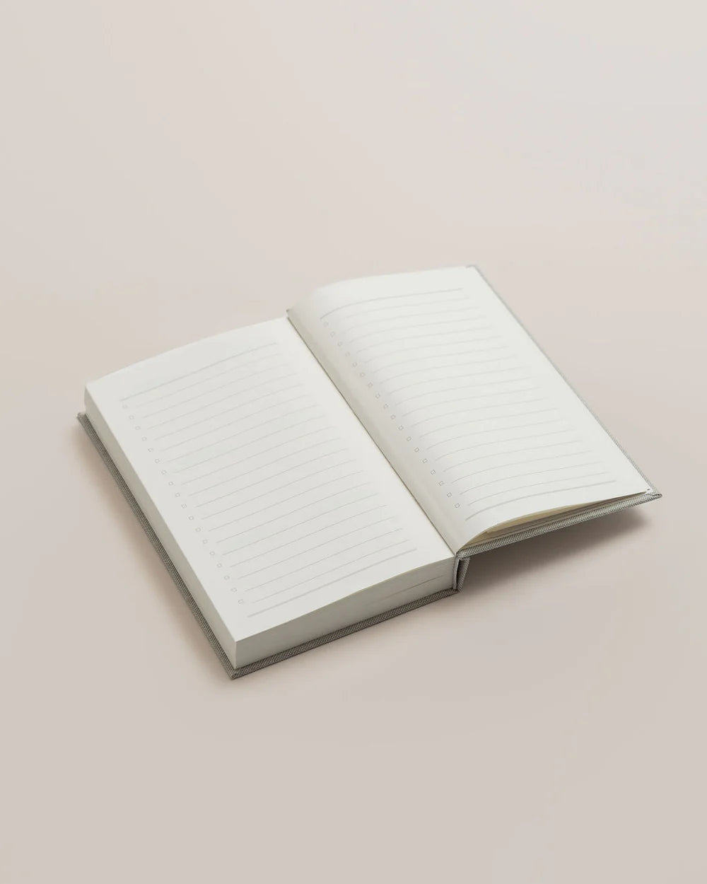 Dagskalender 2026 med én dag pr. side og stofcover – køb hos butikalrum.dk