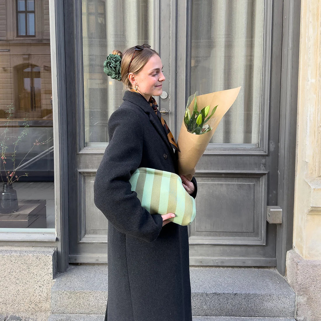 Grøn Daisy hårklemme formet som en blomst i flaskegrøn farve – sælges hos Butik Alrum på Amager.