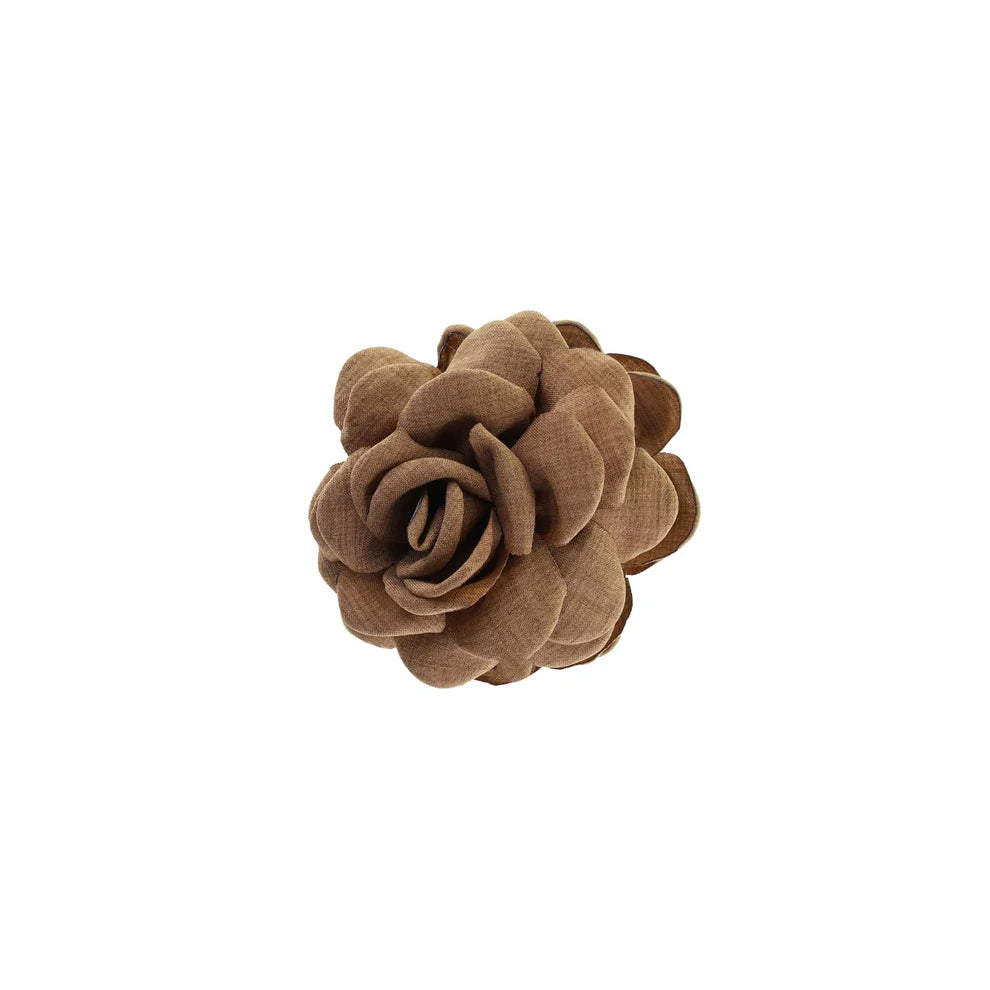 Daisy hårklemme i lille størrelse og mørkebrun rose – komfortabel og elegant, køb hos butikalrum.dk