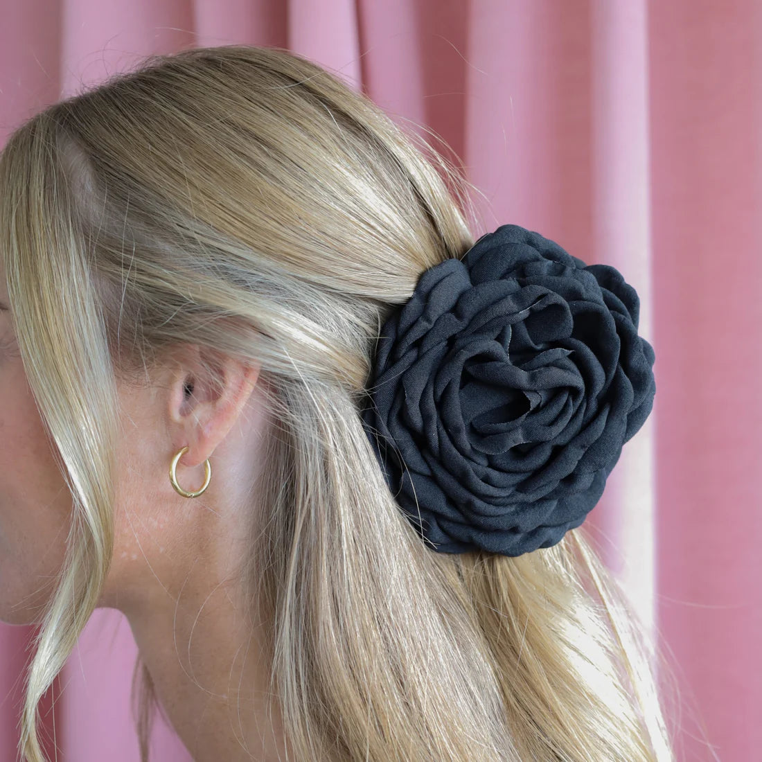 Elegant hårklemme formet som en sort rose – Daisy modellen, sælges hos Butik Alrum på Amager.