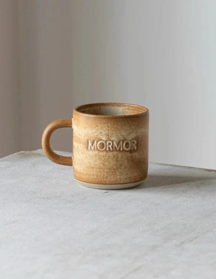 Mormor kop med tekst fra Julie Damhus med brun glasur - køb hos butikalurm.dk.