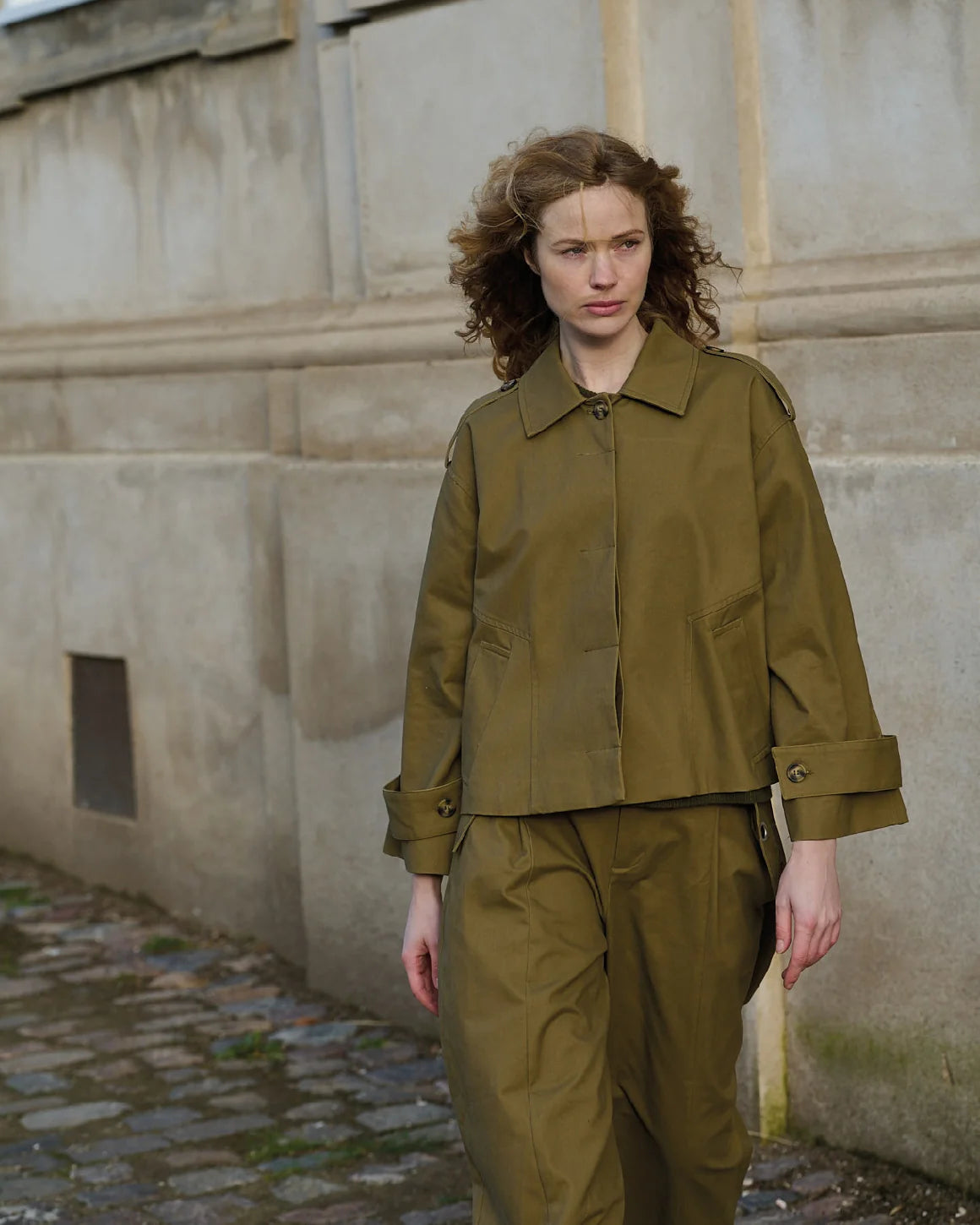 Daniella Trenchcoat – Short i Khaki fra La Rouge i 100% bomuld – køb hos butikalrum.dk.