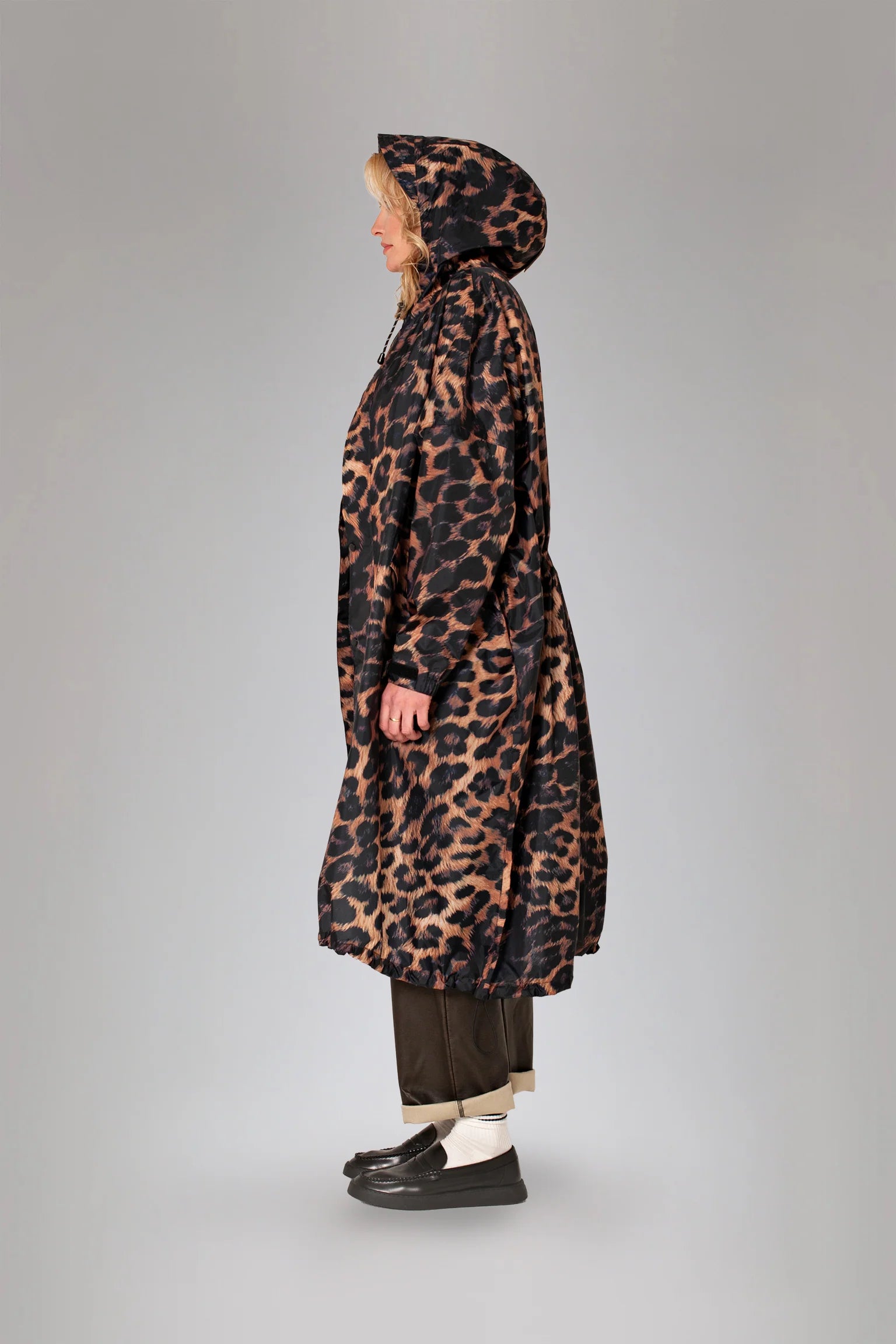 Dark Leopard Rain Coat fra Rainkiss i genanvendt polyester – køb hos Butik Alrum