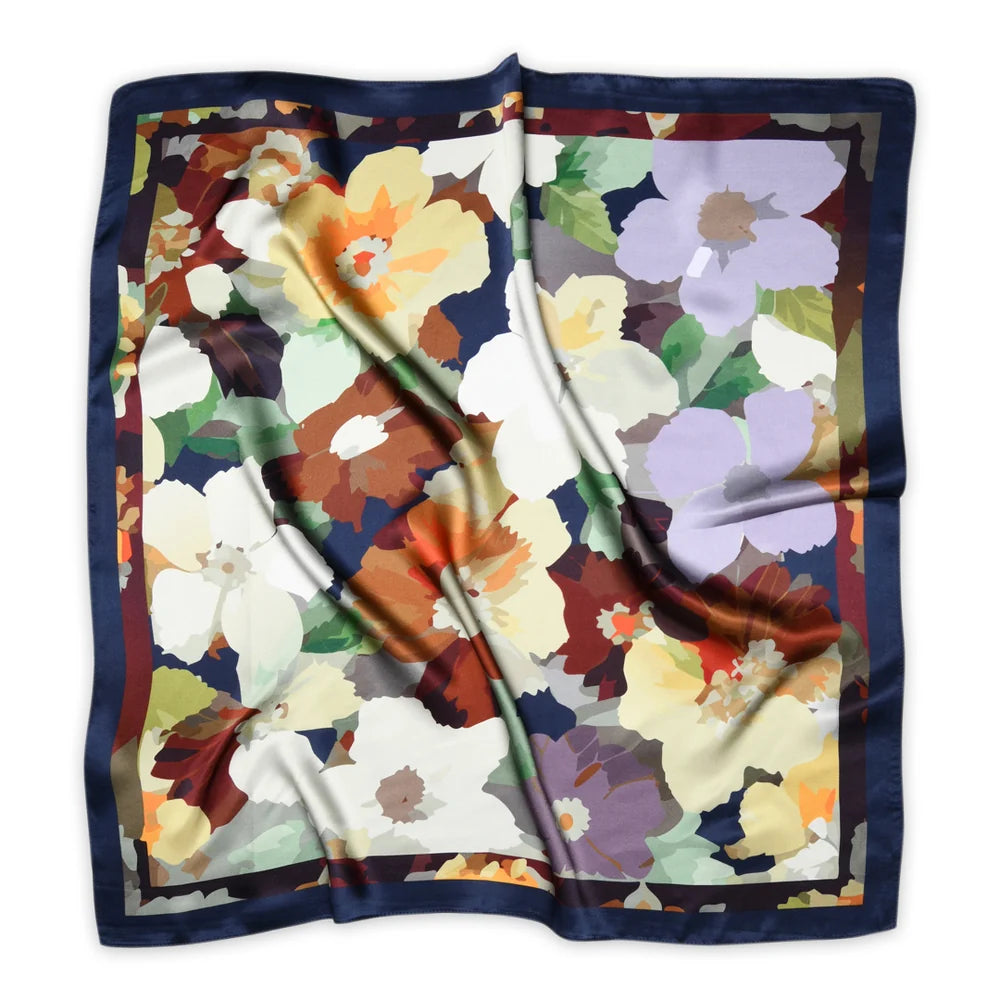 Delilah Silk Scarf fra MPWoman i navy med grafisk blomsterprint i efterårsfarver, 100% silke og 68 x 68 cm.