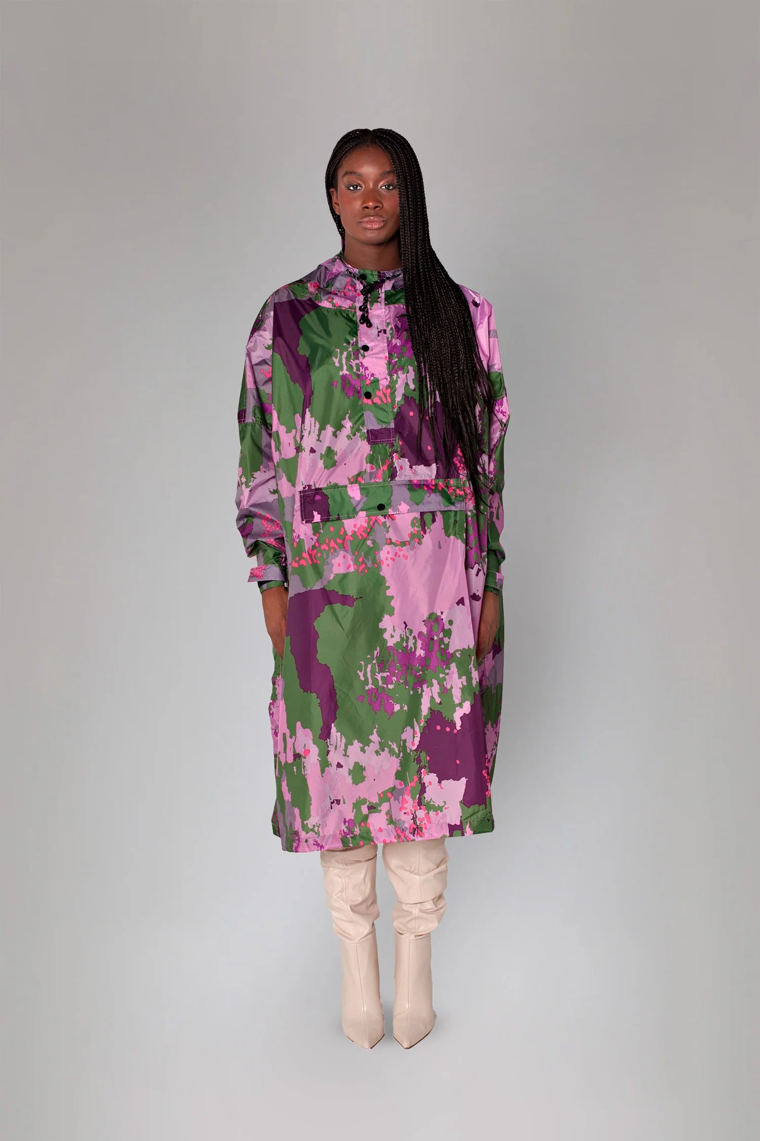 Rainkiss regnponcho med farverigt Digital Bloom-mønster i fuchsia, grøn og lilla – unisex og vandtæt design.