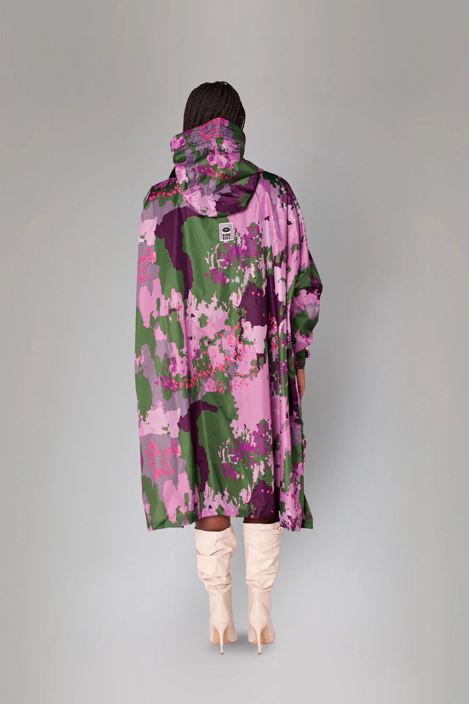 Rainkiss regnponcho med farverigt Digital Bloom-mønster i fuchsia, grøn og lilla – unisex og vandtæt design.