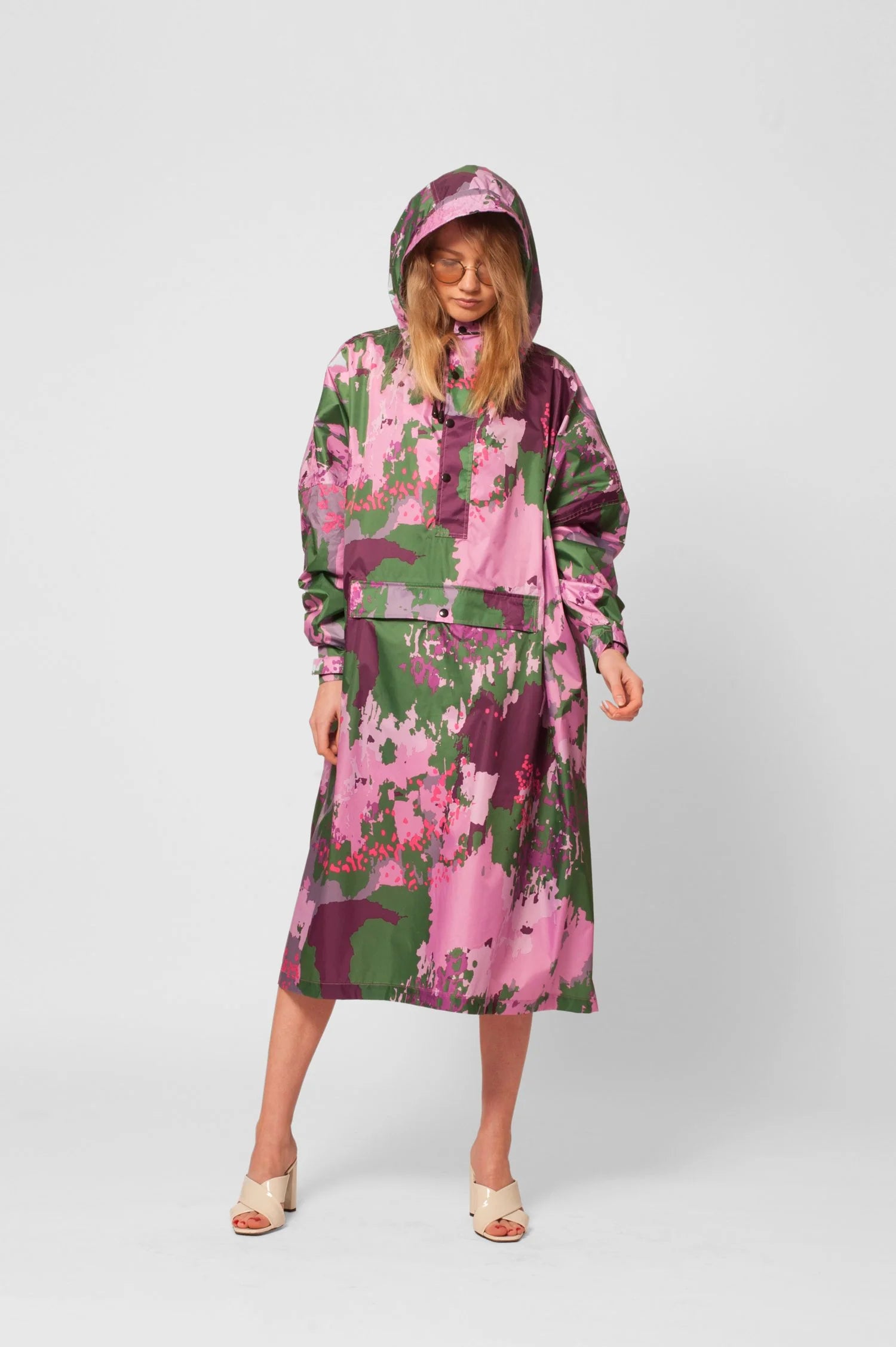 Rainkiss regnponcho med farverigt Digital Bloom-mønster i fuchsia, grøn og lilla – unisex og vandtæt design.