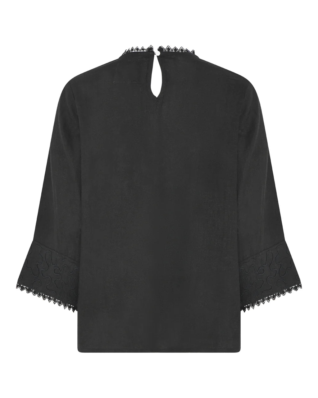 Sort skjortebluse med brodering over brystet og blondedetaljer på alle kanter.