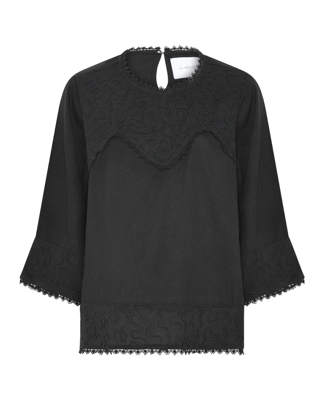 Sort skjortebluse med brodering over brystet og blondedetaljer på alle kanter.