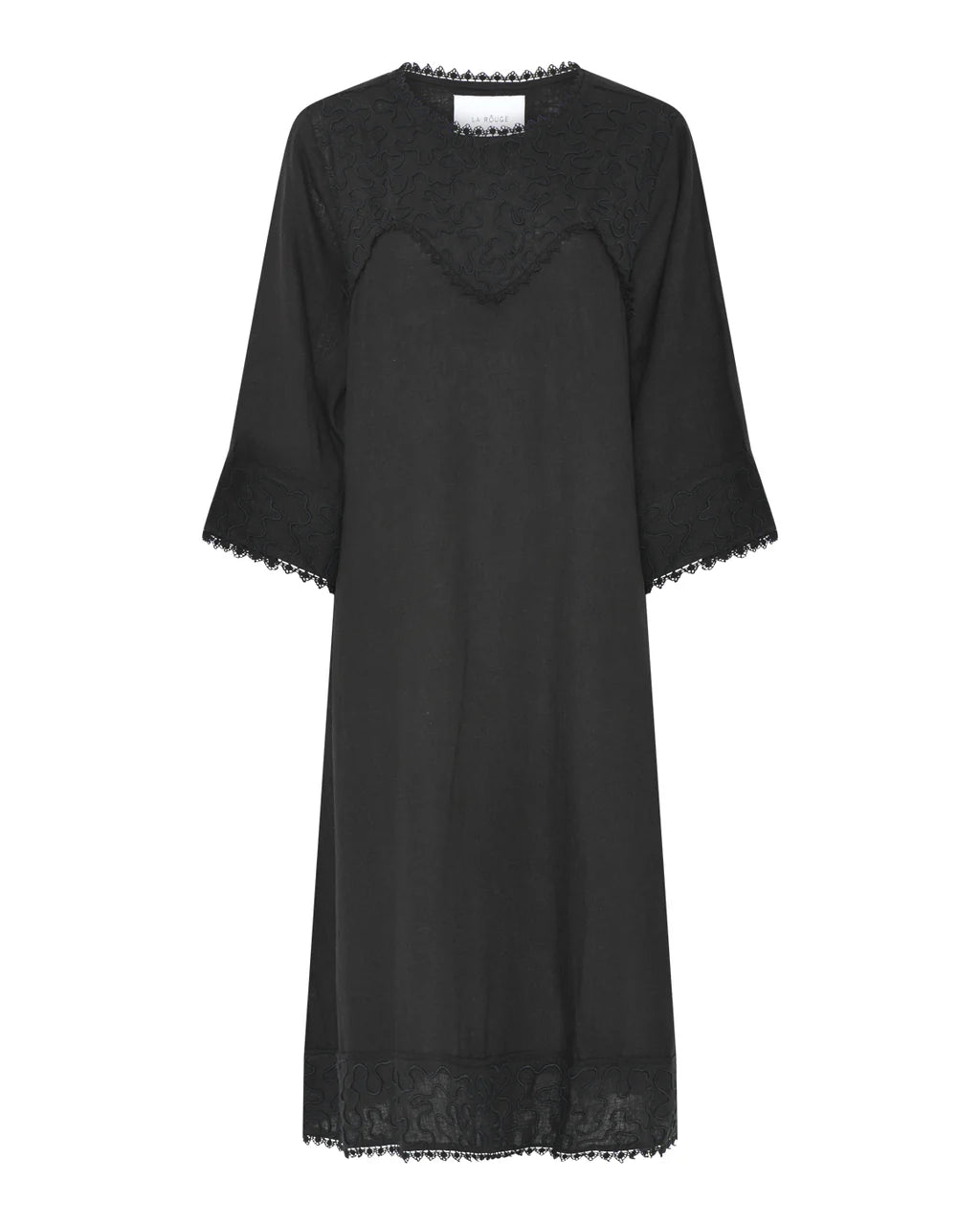Sort kjole med broderi og blondebånd langs alle kanter.