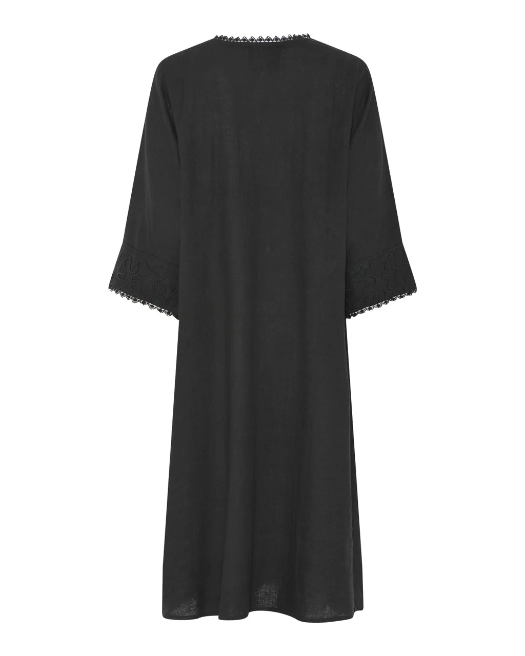 Sort kjole med broderi og blondebånd langs alle kanter.