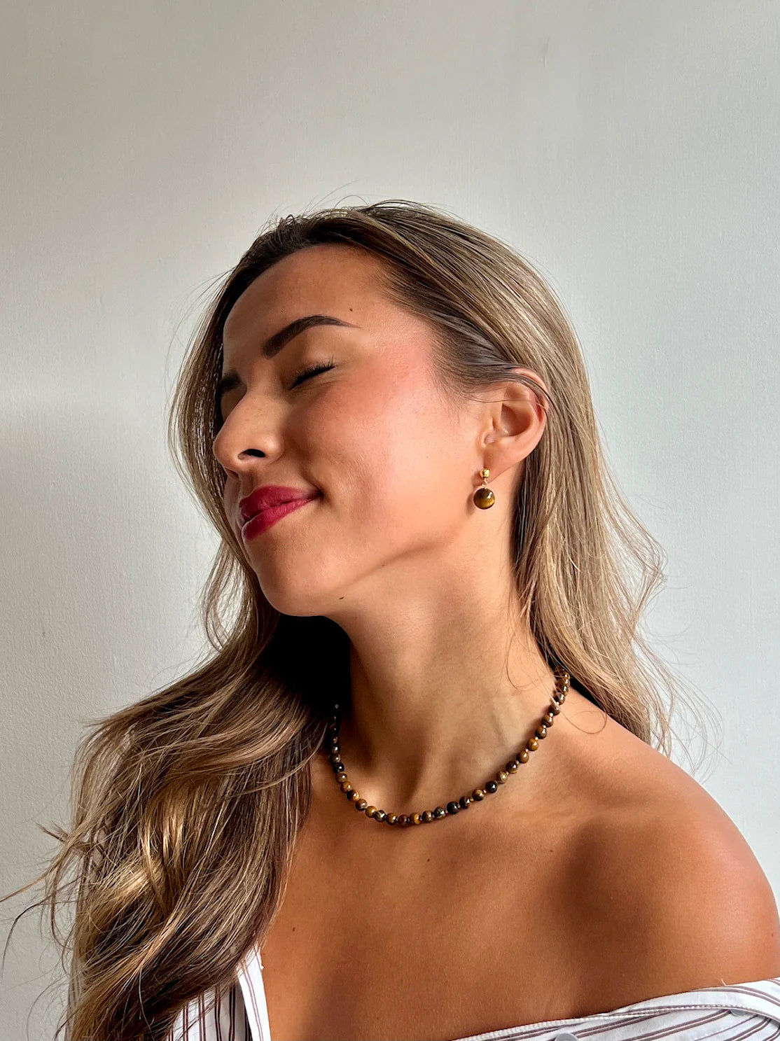 Tiger Eye krystal halskæden fra Soi med lukning i guld.