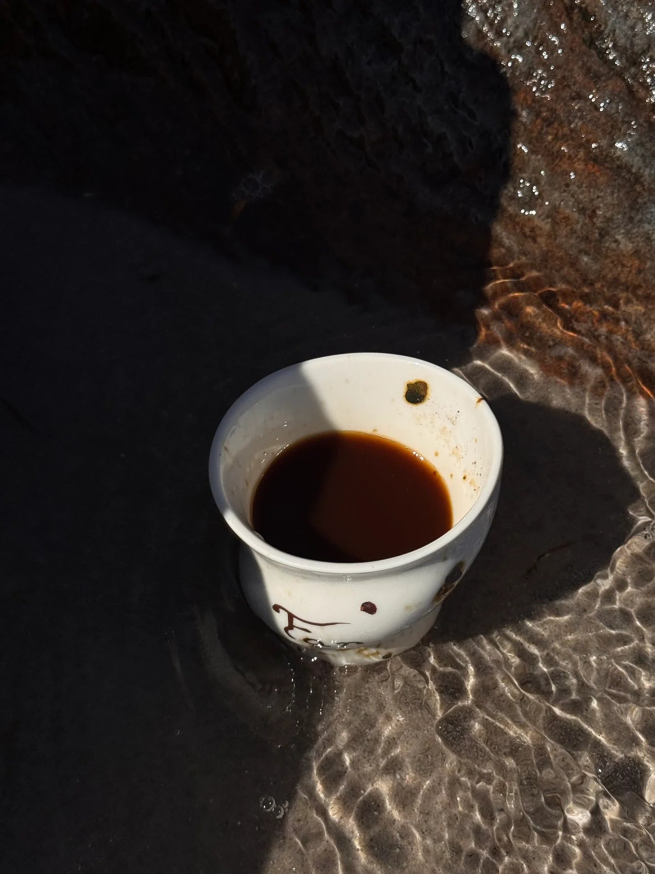 Håndlavet keramikkop fra Studio Aarhus med teksten 'far. Kan indeholde 175 ml, H9 cm. Køb hos butikalrum.dk.