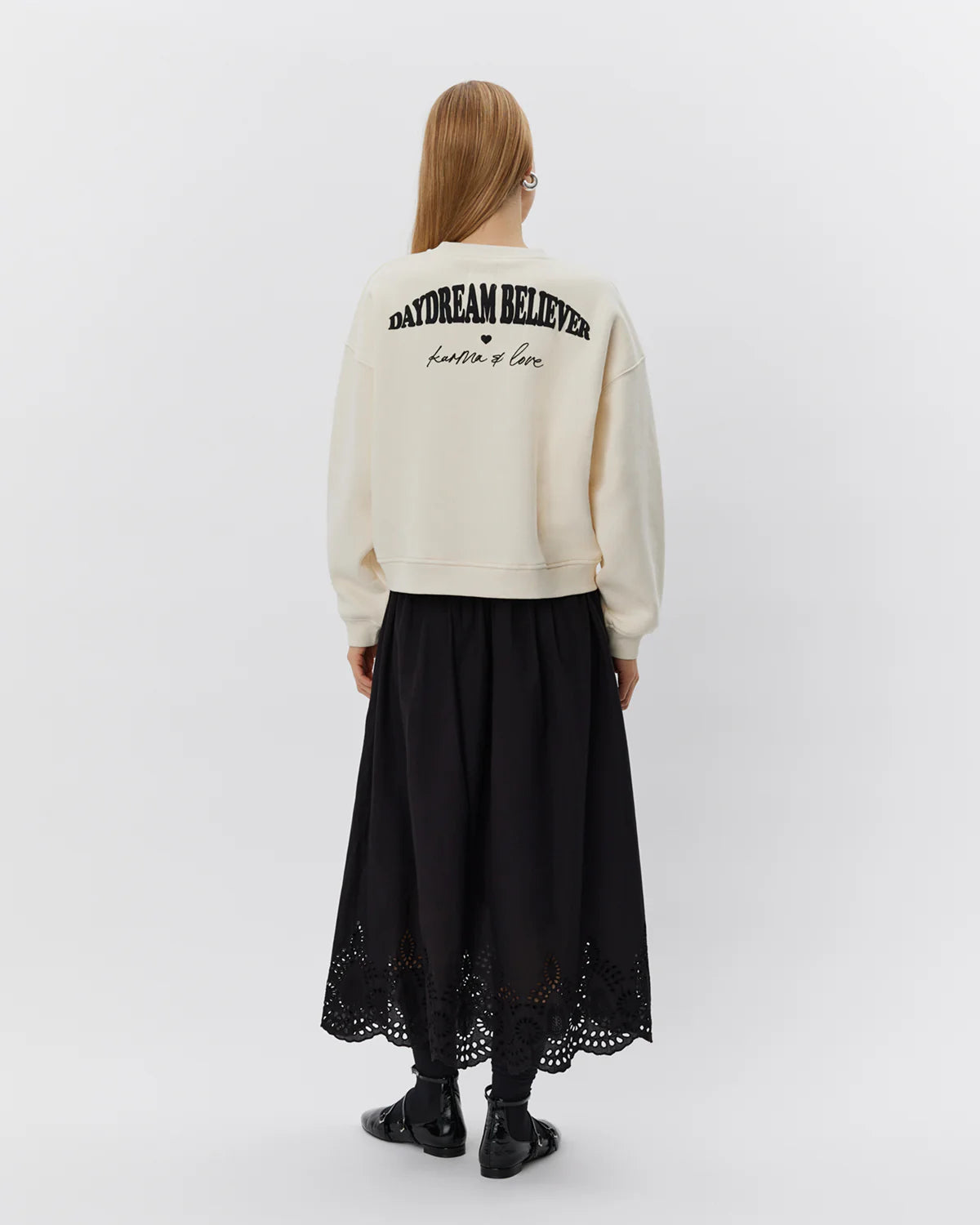 Off white sweatshirt med sort kirsebærmotiv på brystet, tekstprint på ryggen og brede ribkanter.