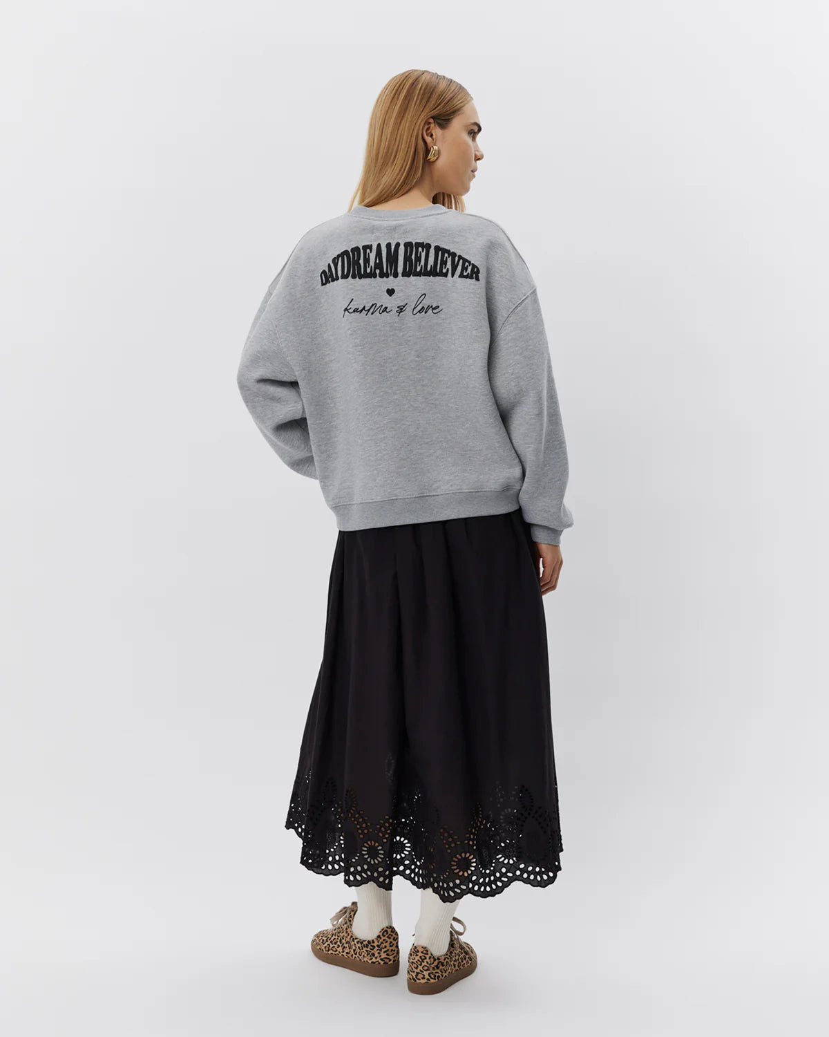 Grå melange sweatshirt med sort kirsebærmotiv på brystet, tekstprint på ryggen og brede ribkanter.