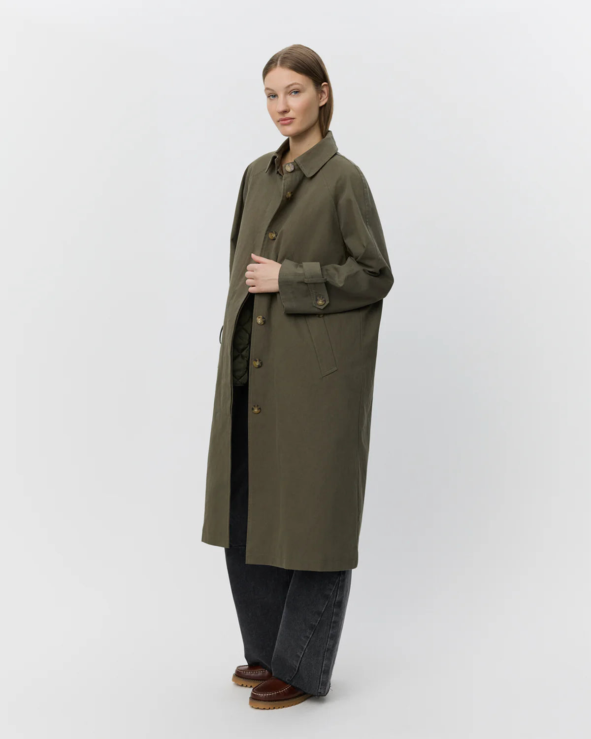 Armygrøn oversized trenchcoat fra Sofie Schnoor i 100% bomuld med aftageligt foer