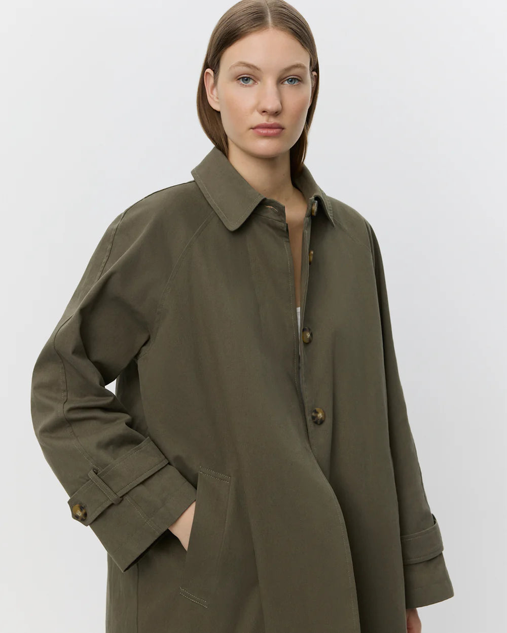 Armygrøn oversized trenchcoat fra Sofie Schnoor i 100% bomuld med aftageligt foer