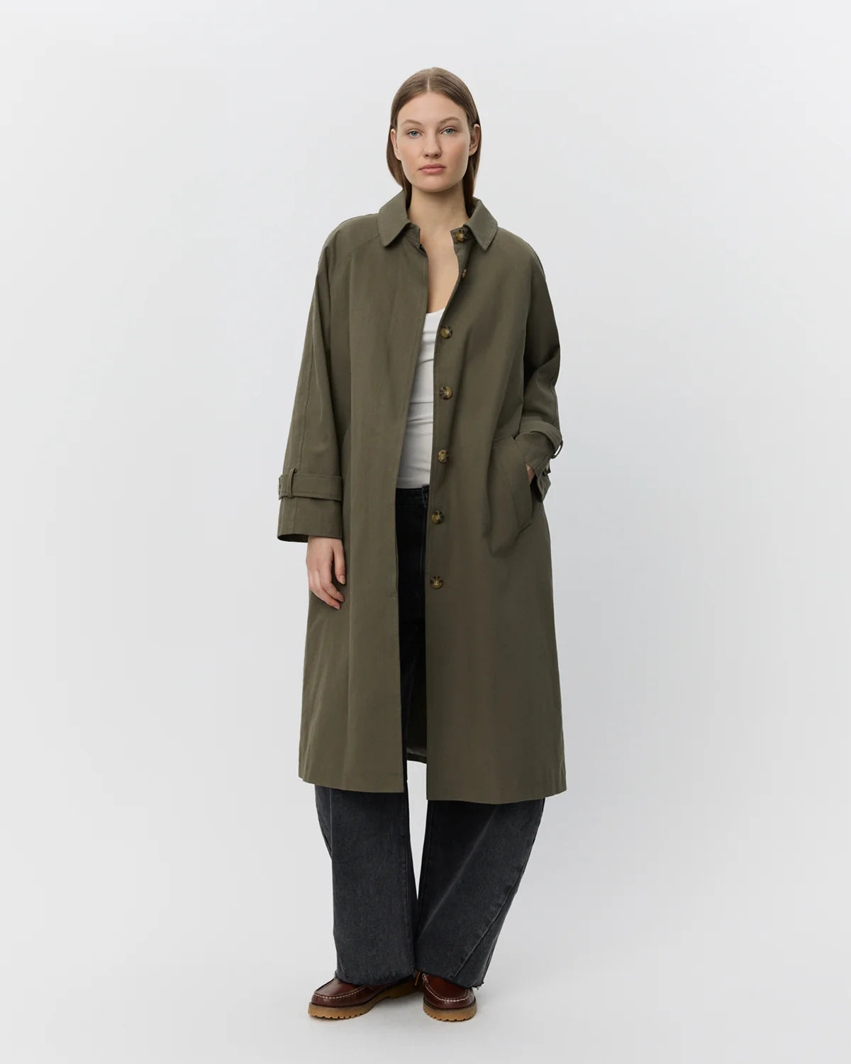 Armygrøn oversized trenchcoat fra Sofie Schnoor i 100% bomuld med aftageligt foer