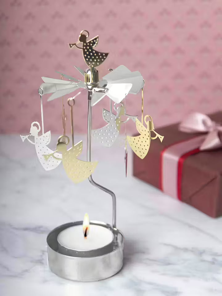 Englespil i sølv og guld med engle med trompet – dekorativ julepynt til fyrfadslys fra Butikalrum.dk på Amagerbro
