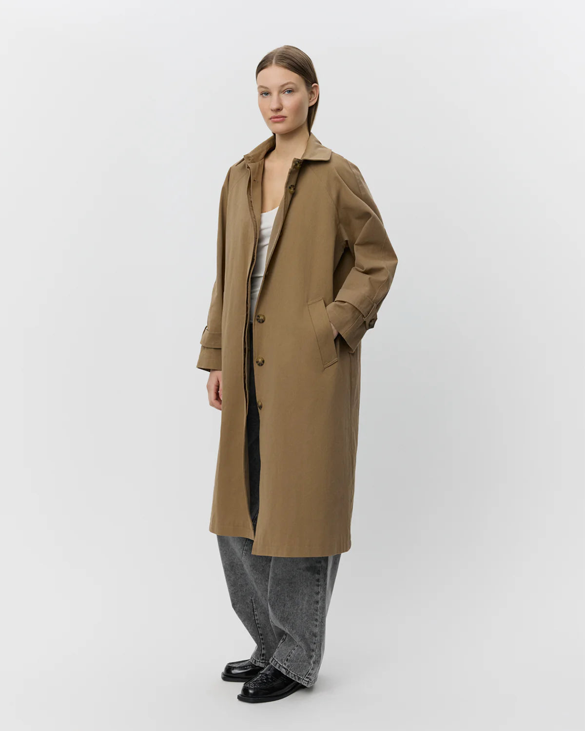 Camel-farvet oversized trenchcoat fra Sofie Schnoor i bomuld med aftageligt foer