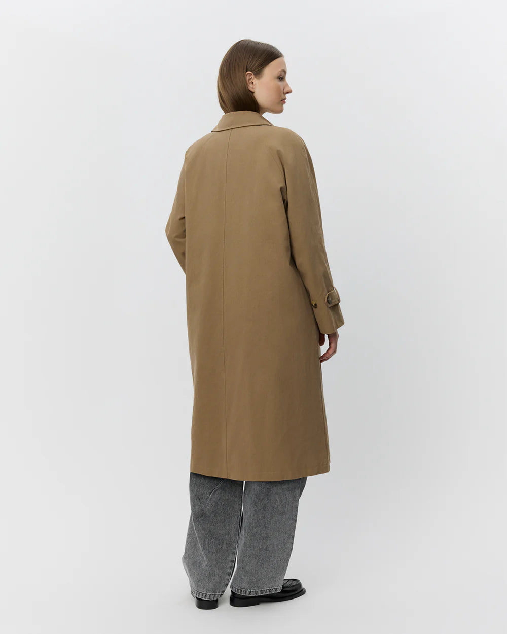 Camel-farvet oversized trenchcoat fra Sofie Schnoor i bomuld med aftageligt foer