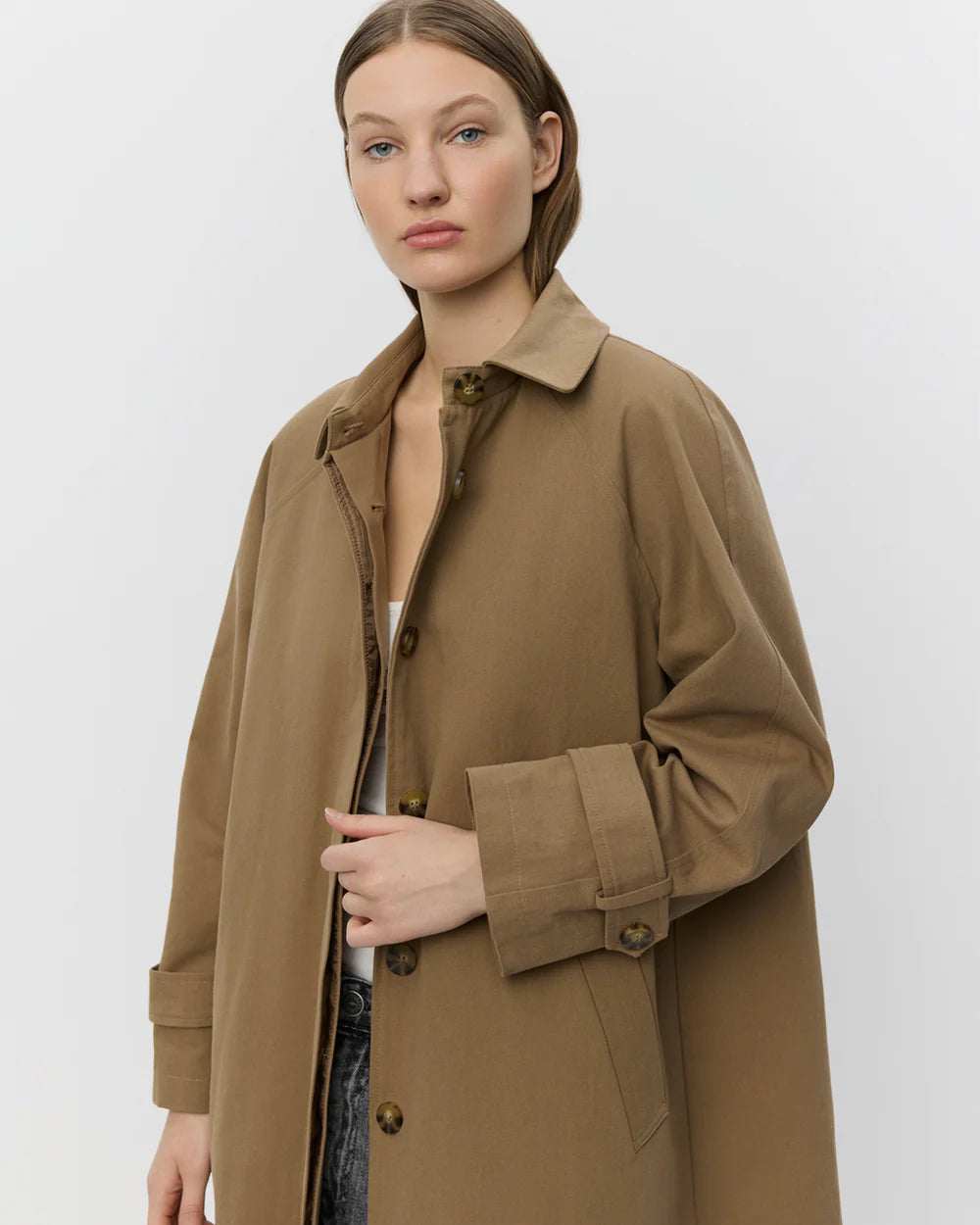 Camel-farvet oversized trenchcoat fra Sofie Schnoor i bomuld med aftageligt foer