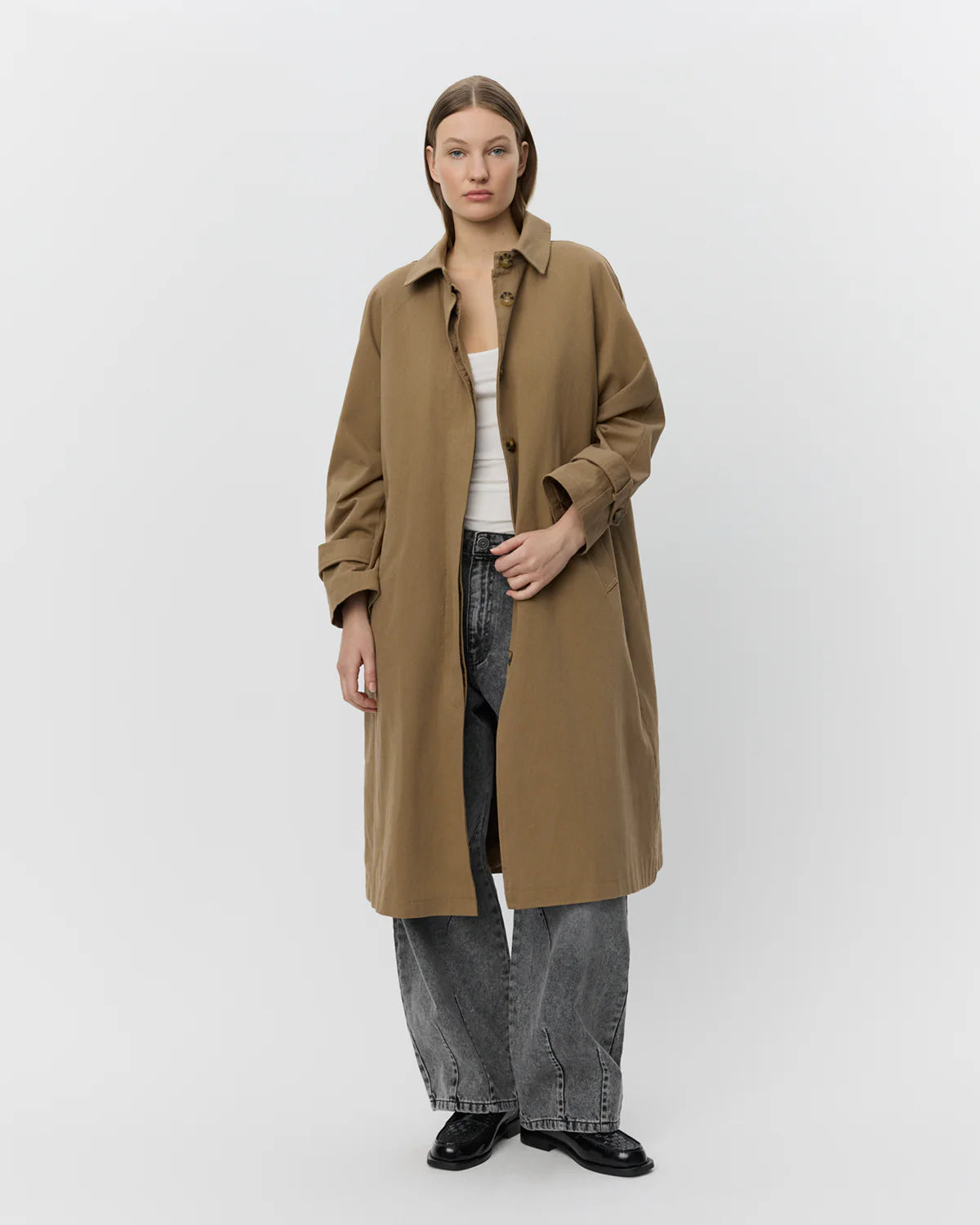 Camel-farvet oversized trenchcoat fra Sofie Schnoor i bomuld med aftageligt foer