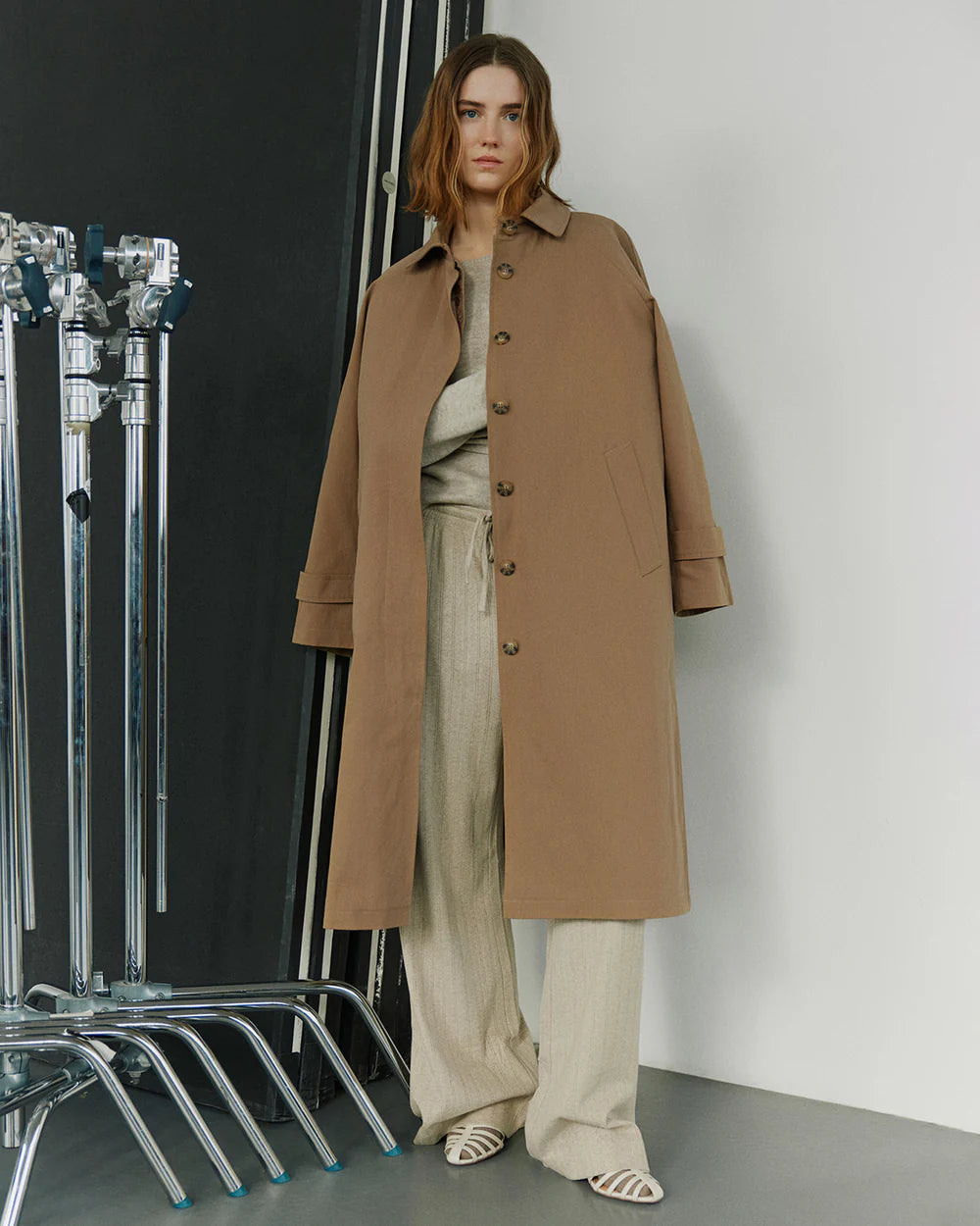 Camel-farvet oversized trenchcoat fra Sofie Schnoor i bomuld med aftageligt foer