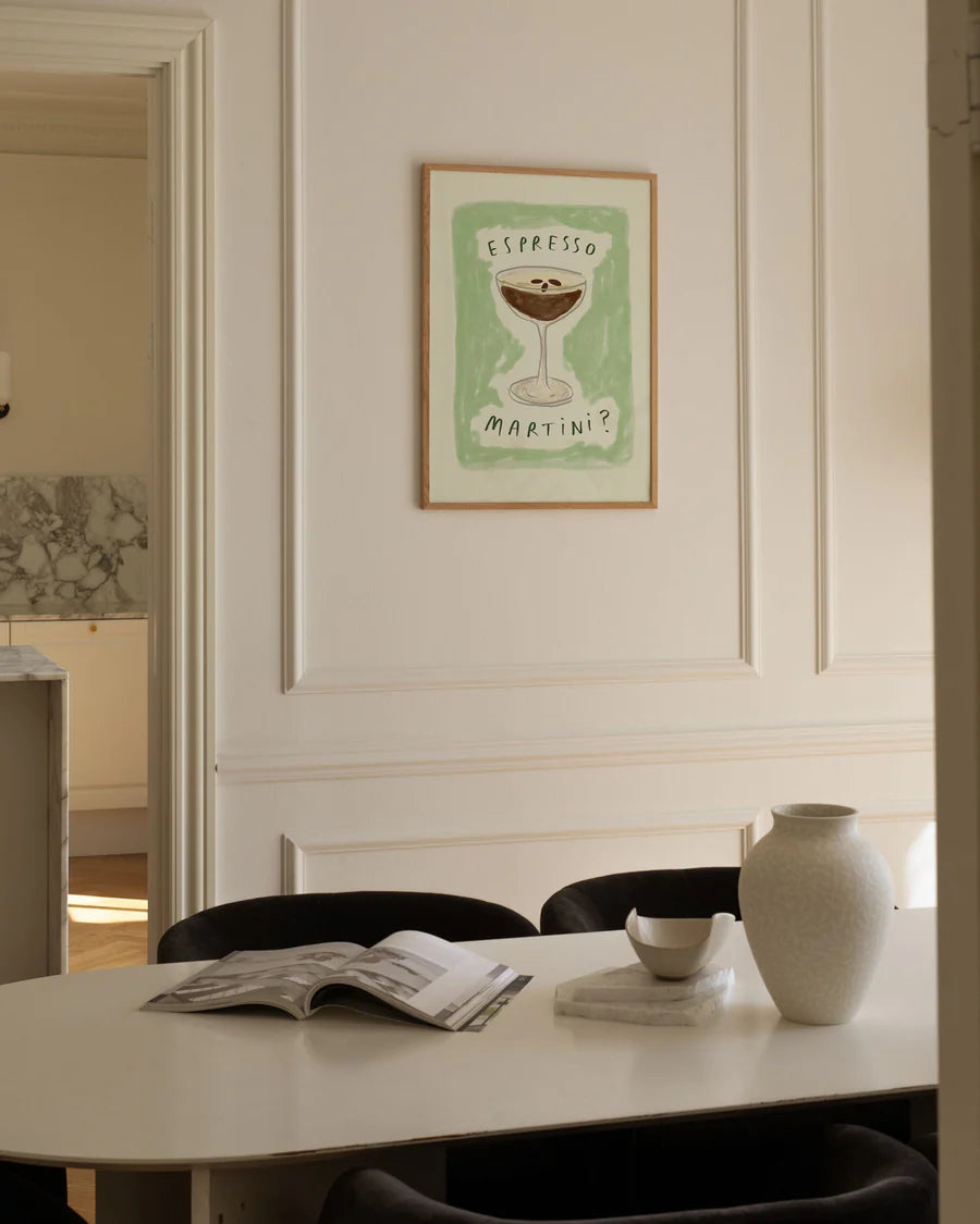 Plakat med motiv af en stor espresso martini med kaffebønner på toppen. Grøn baggrund, der harmonerer med den brune cocktail.