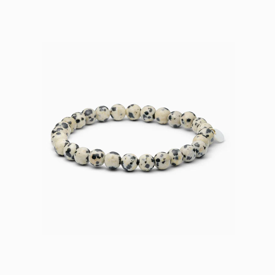 Essential dalmatiner jaspis stretch armbånd fra Soï Copenhagen med sorte prikker og 18k guldbelagt sterlingsølv