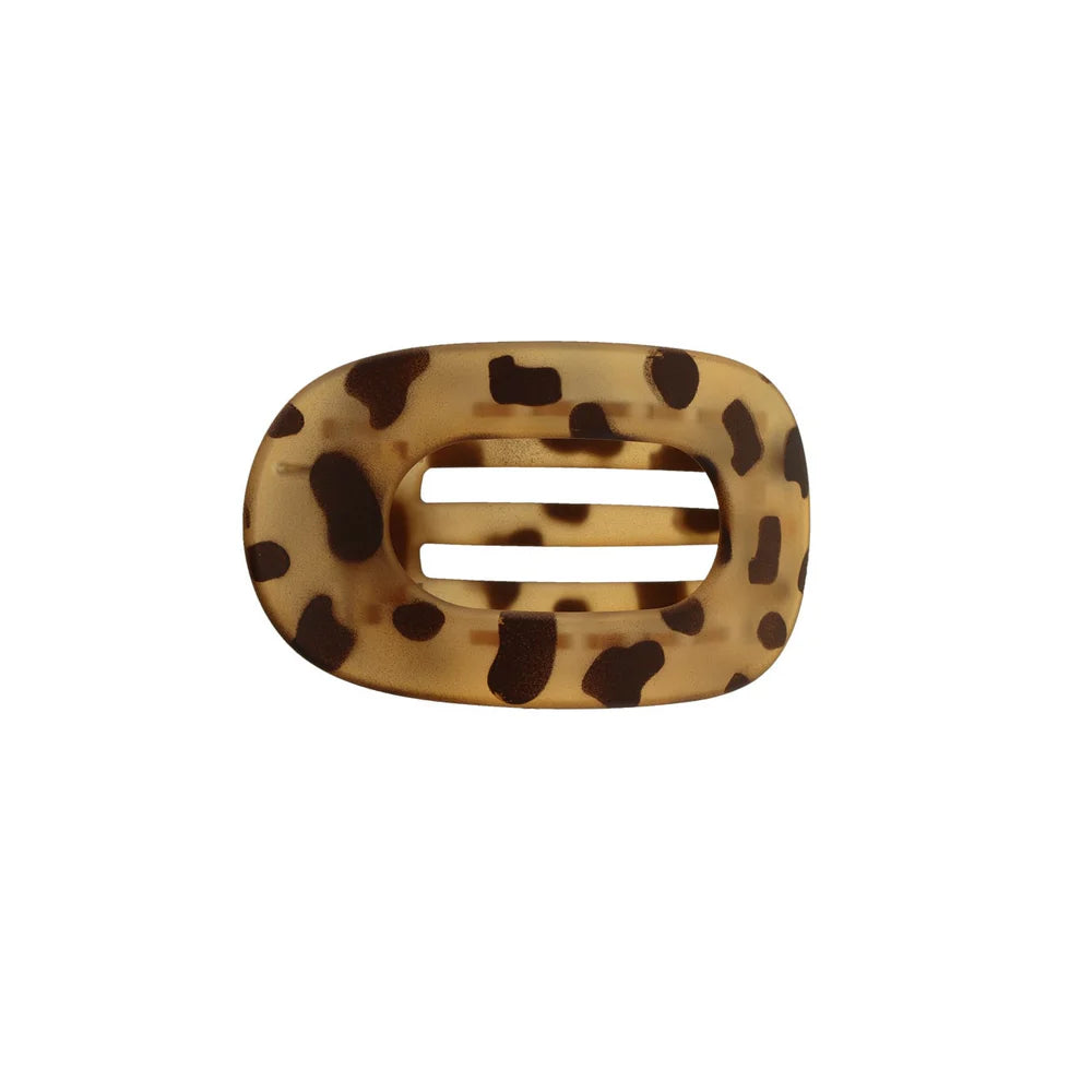 Eva hårklemme i mellem størrelse og mat leo brun – komfortabel og trendy, køb hos butikalrum.dk