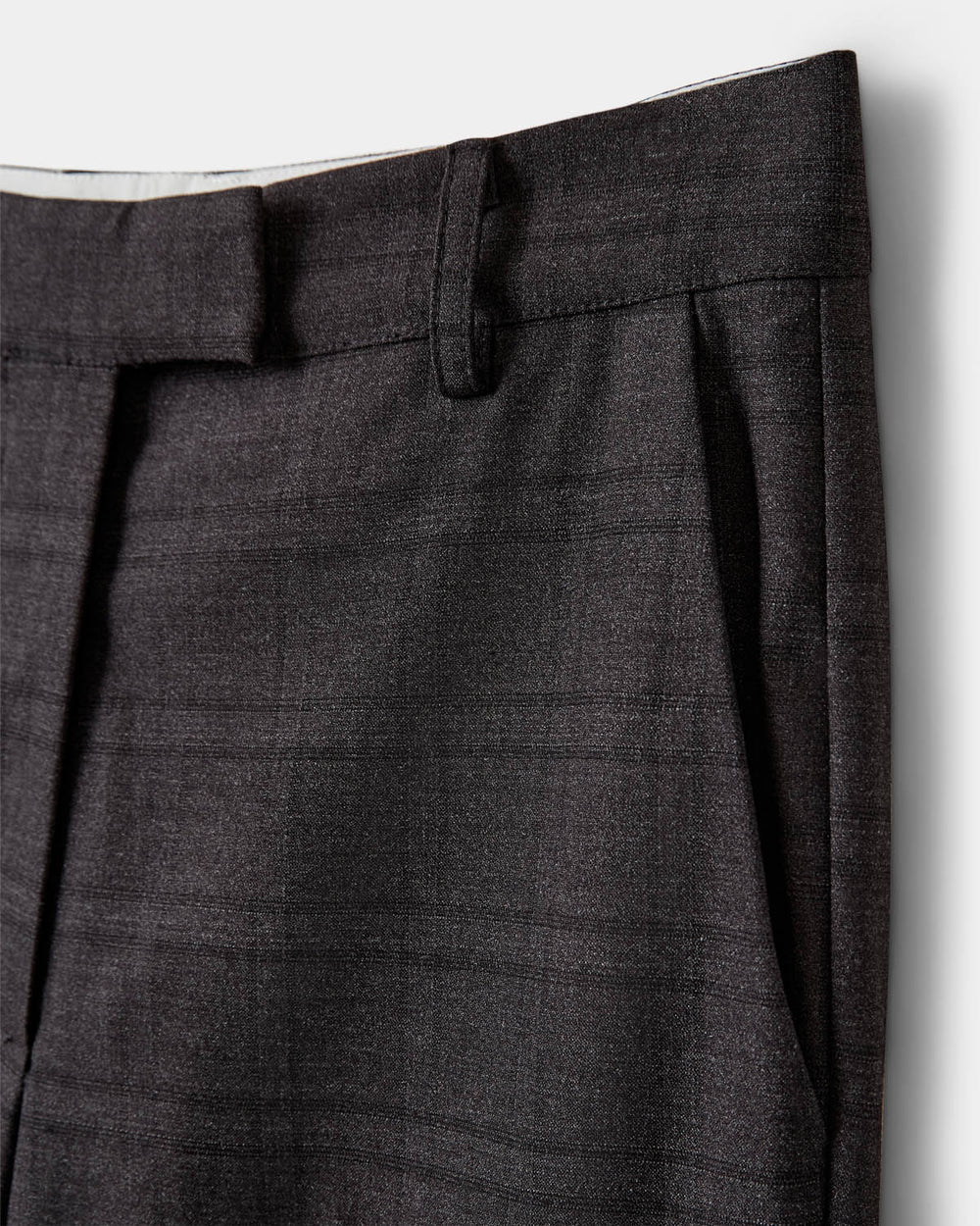 FLARISSW flare bukser fra Sofie Schnoor i Grey Check med vide ben og pressefolder – køb hos butikalrum.dk.