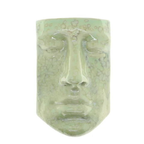 Håndlavet vægrelief "Face Two" i Crystal Green – skulptur af helt ansigt inspireret af antikken, fra butikalrum.dk