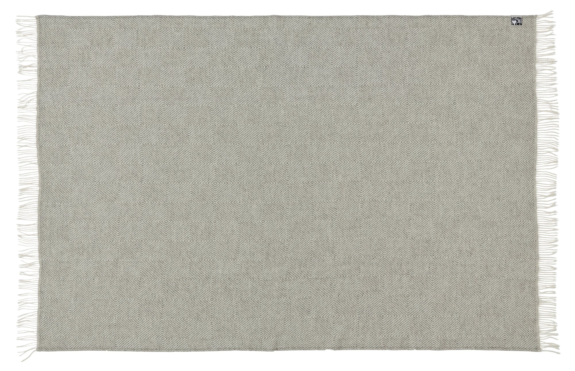 Fanø plaid fra Silkeborg Uldspinderi i Light Nordic Grey, 140x240 cm, fremstillet i skandinavisk og New Zealandsk uld – køb hos butikalrum.dk.