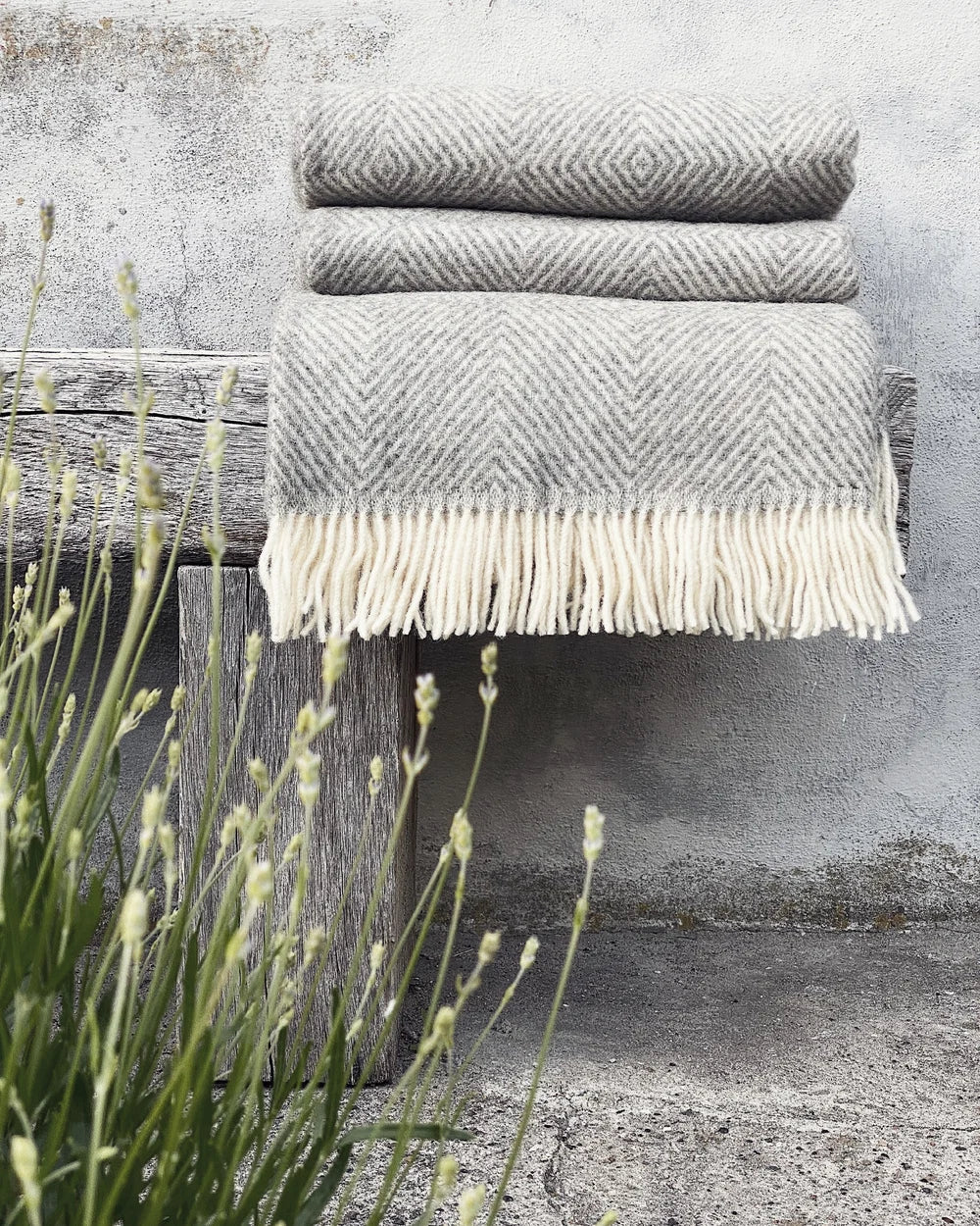 Fanø plaid fra Silkeborg Uldspinderi i Light Nordic Grey, 140x240 cm, fremstillet i skandinavisk og New Zealandsk uld – køb hos butikalrum.dk.