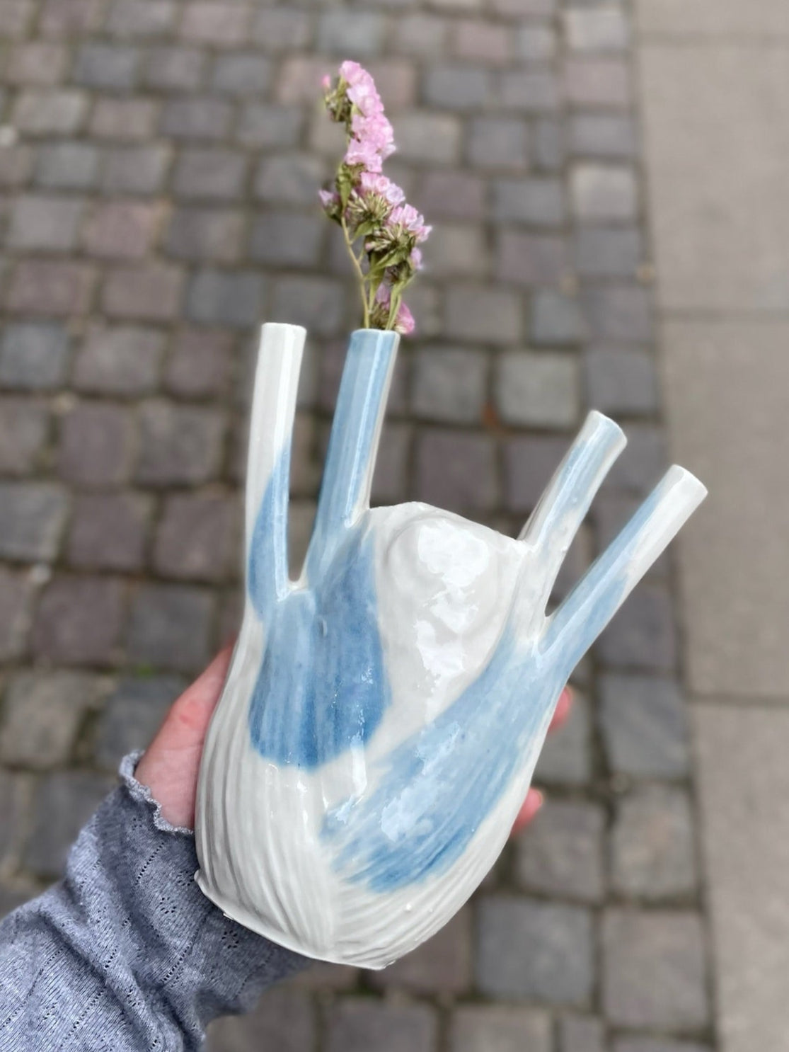 Unik håndlavet vase formet som fennikel med varieret farve – dekorationsvase hos butikalrum.dk
