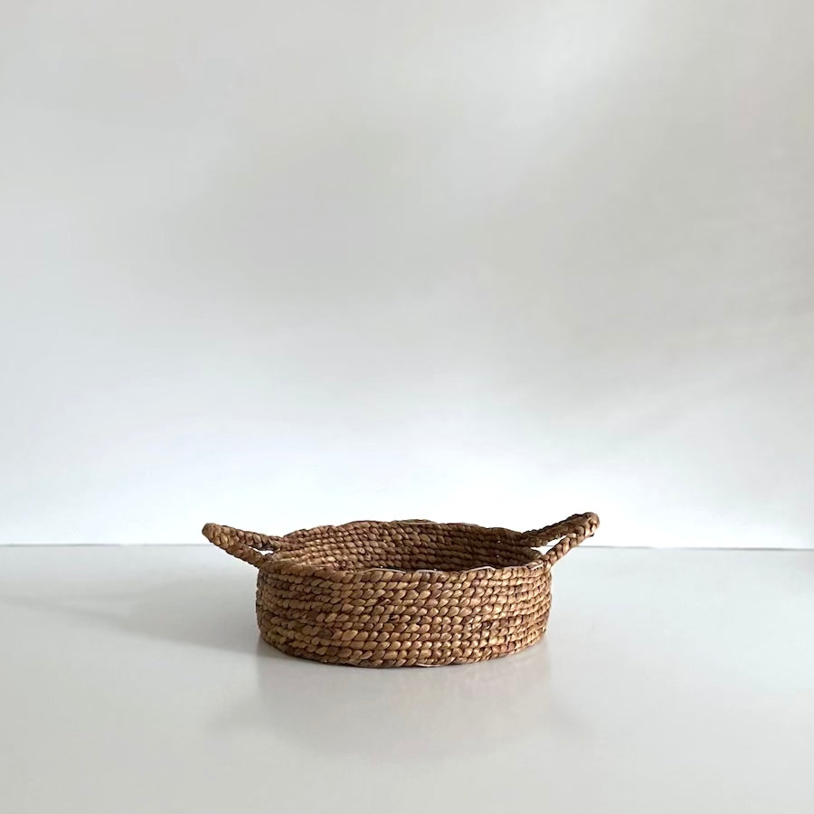 Håndflettet bakke kurv i vandhyacint Ø30 cm – flad, rund og naturlig kurv til servering eller opbevaring.