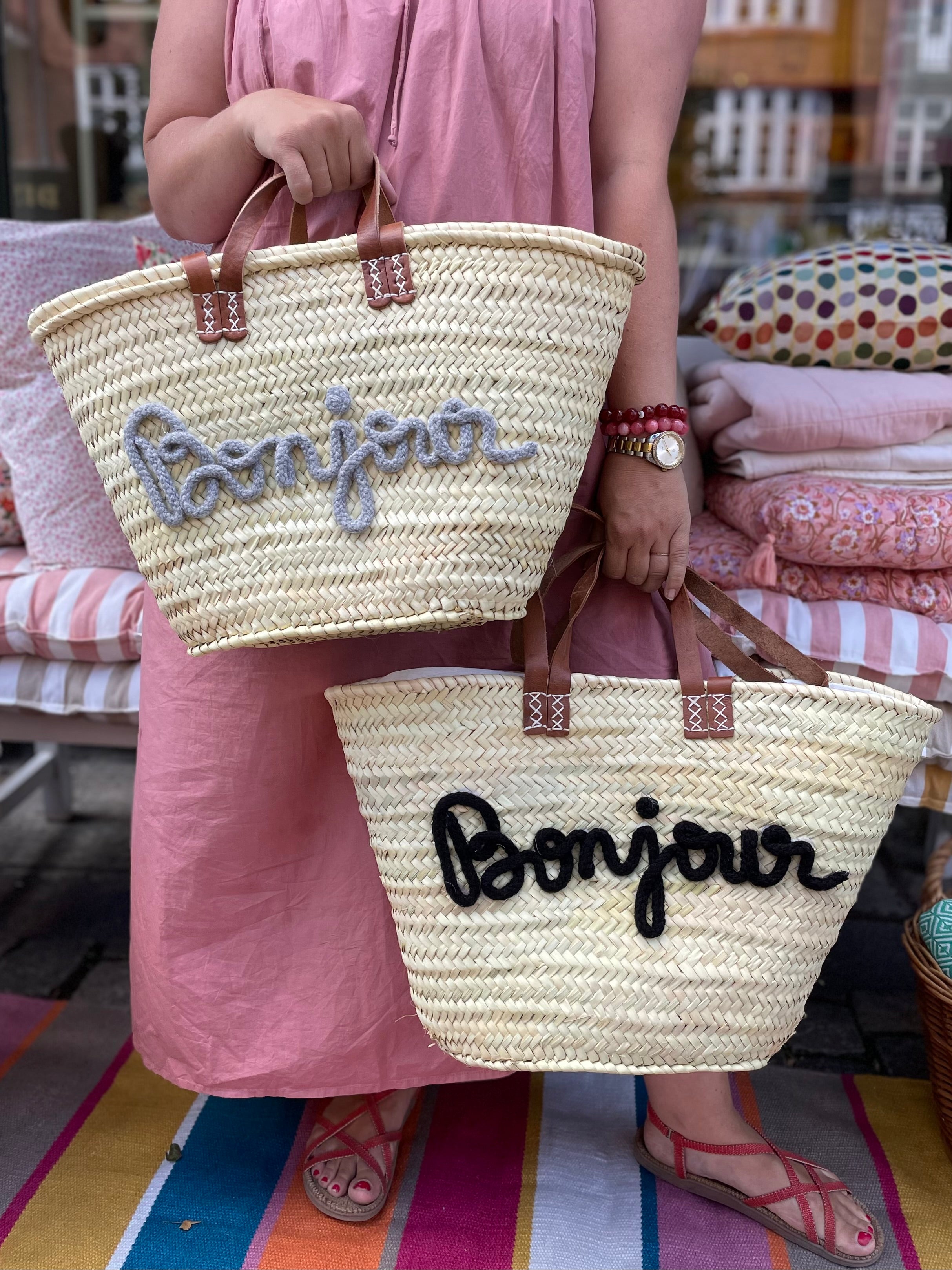 Lille flettaske med brune hanke og grå eller sort Bonjour tekst samt praktisk lukkepose indeni – køb hos Butik Alrum på Amager eller online på butikalrum.dk.