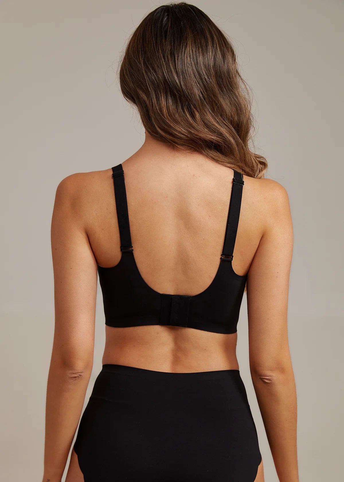 FlexiComfort V2 bøjlefri BH i sort fra FemiFemme med sømløs pasform og naturlig støtte – køb hos Butik Alrum på Amager eller online på butikalrum.dk.